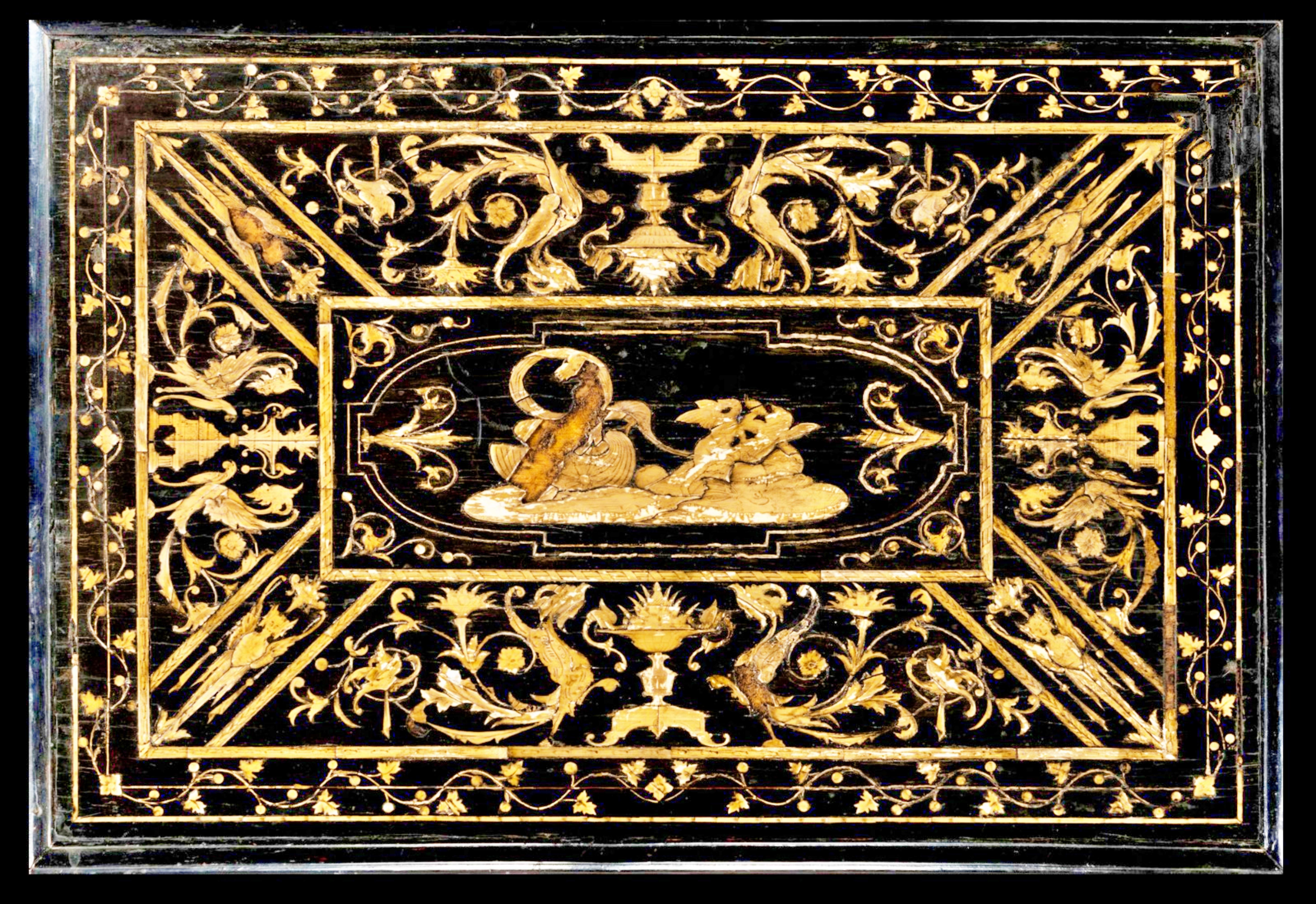 Italienischer Tisch aus ebonisiertem Holz und gravierten Intarsien, 19. Jahrhundert (Handgefertigt) im Angebot