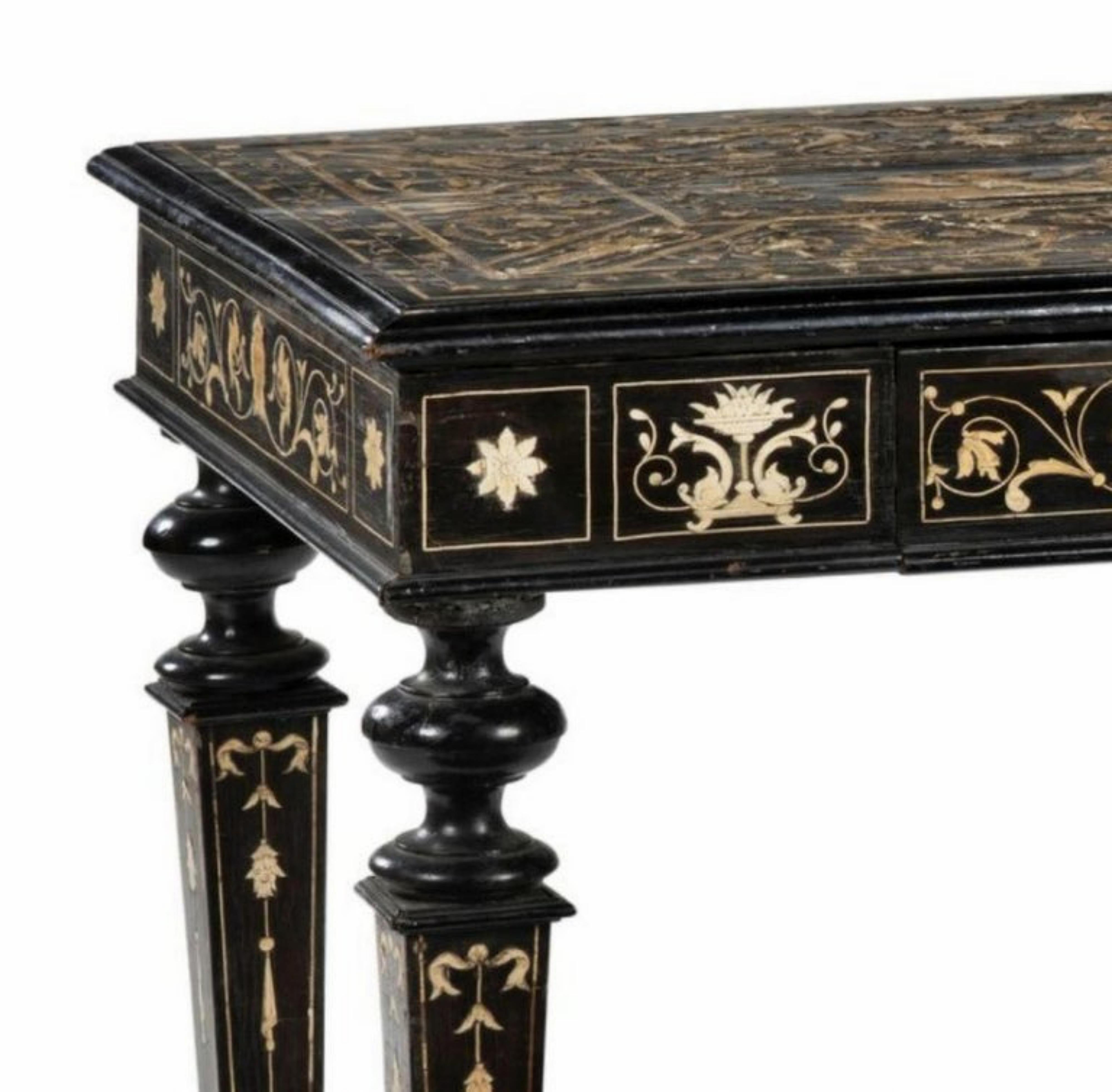 Fait main Table italienne en bois ébonisé et incrustations gravées 19ème siècle en vente