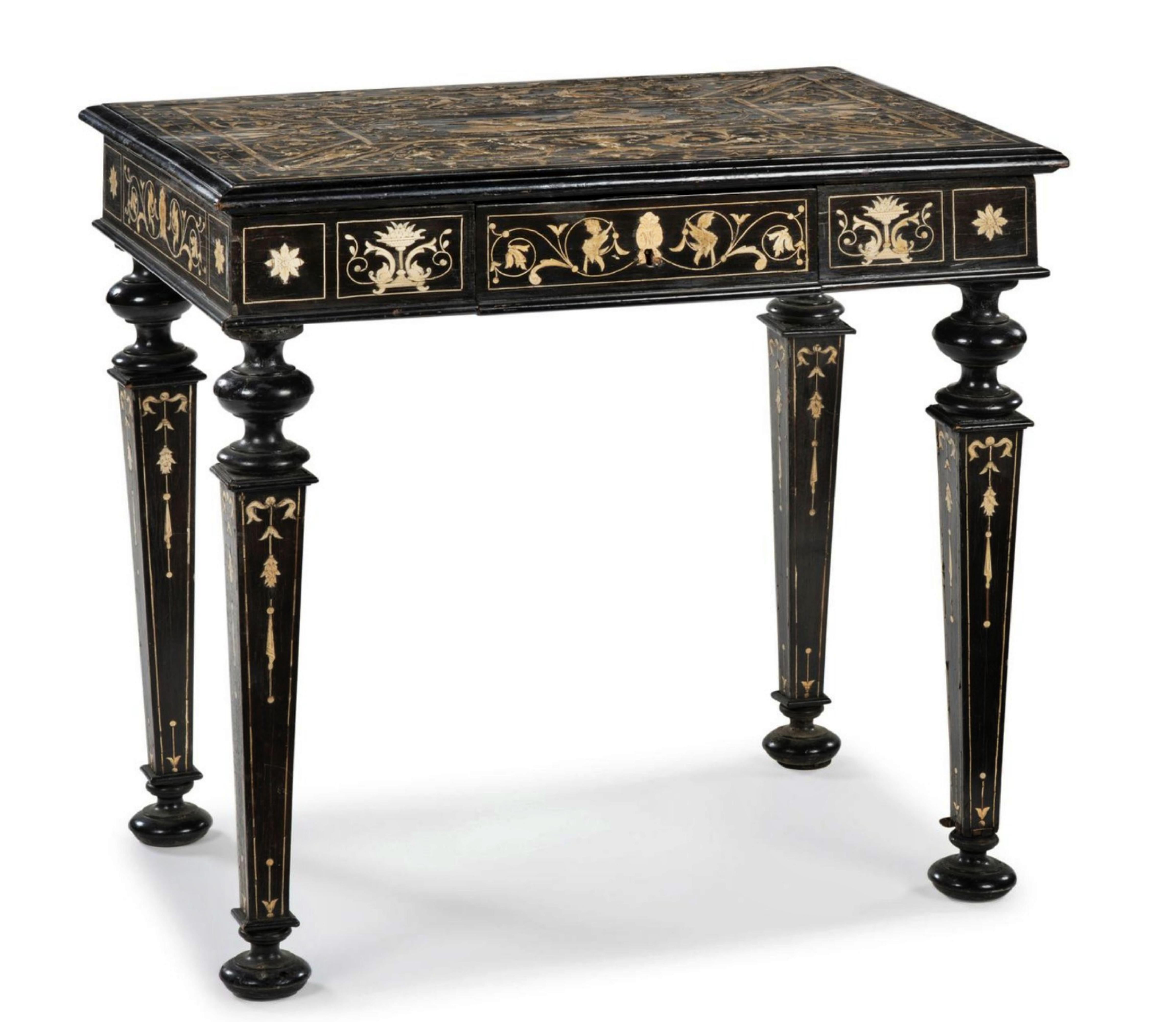 Italienischer Tisch aus ebonisiertem Holz und gravierten Intarsien, 19. Jahrhundert im Zustand „Gut“ im Angebot in Madrid, ES