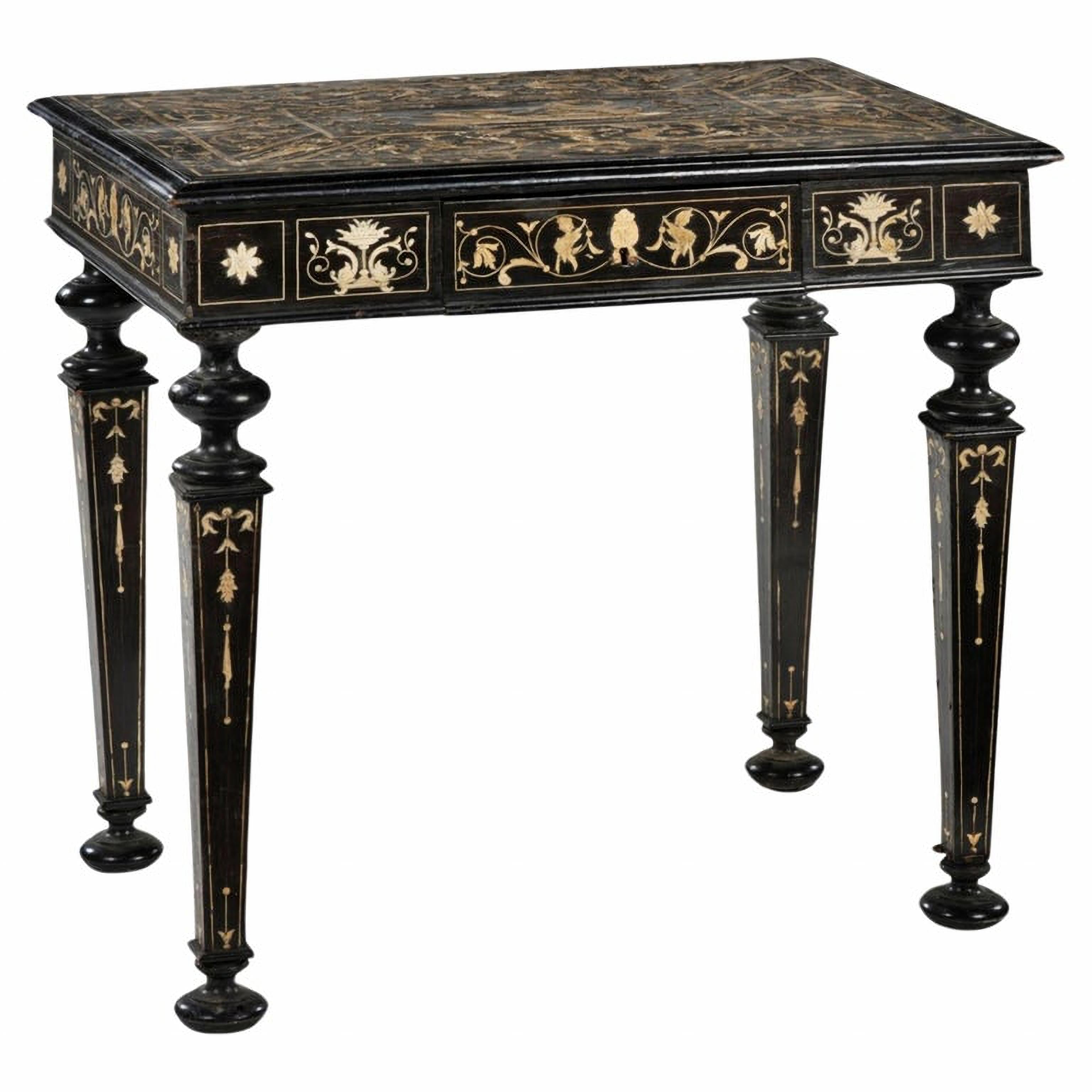XIXe siècle Table italienne en bois ébonisé et incrustations gravées 19ème siècle en vente
