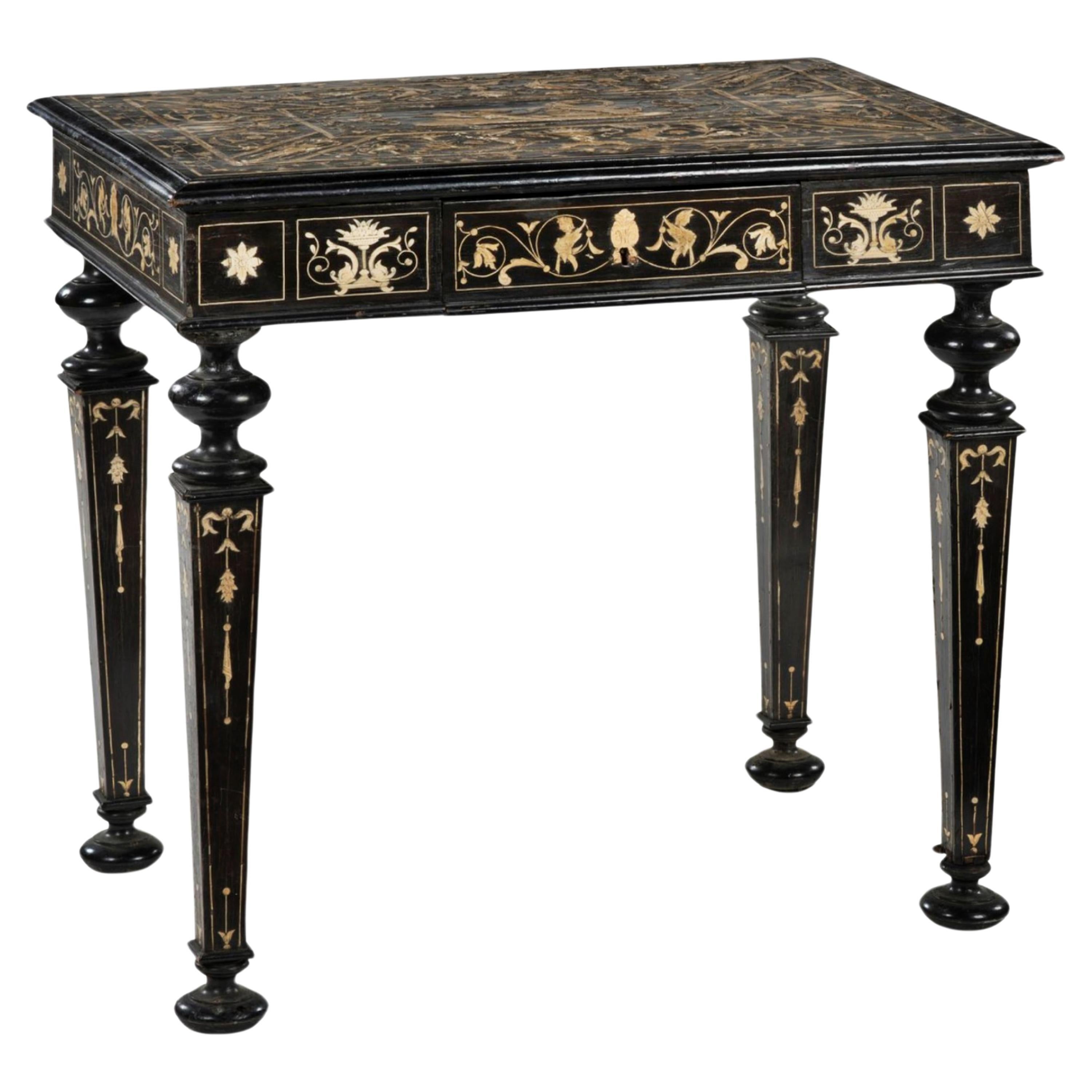 Italienischer Tisch aus ebonisiertem Holz und gravierten Intarsien, 19. Jahrhundert im Angebot