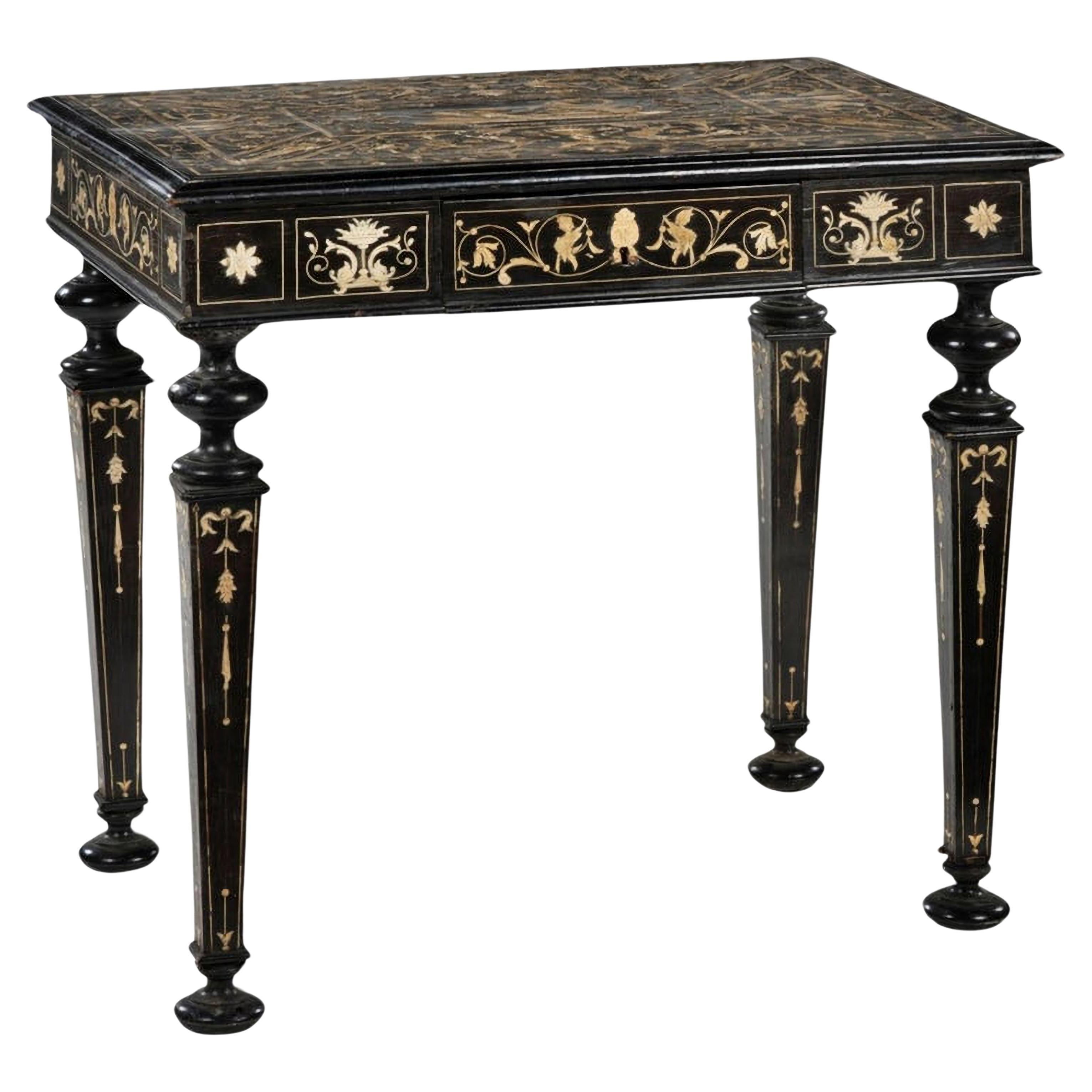 Table italienne en bois ébonisé et incrustations gravées 19ème siècle