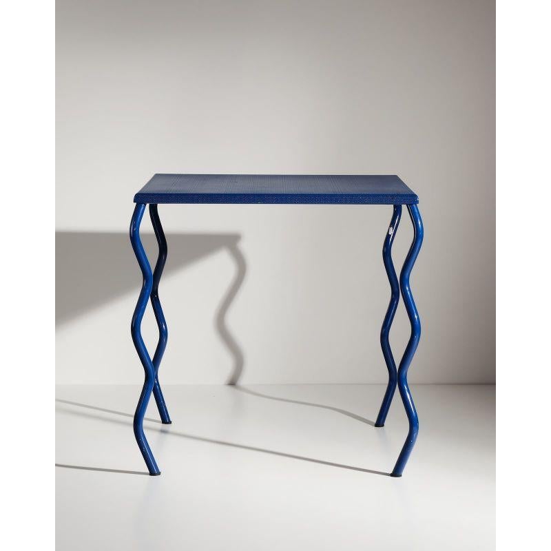 Italian table in painted steel, c.1980s.

Painted steel, perforated sheet top.

Dimension: W 70 x D 70 x H 72 cm.
 