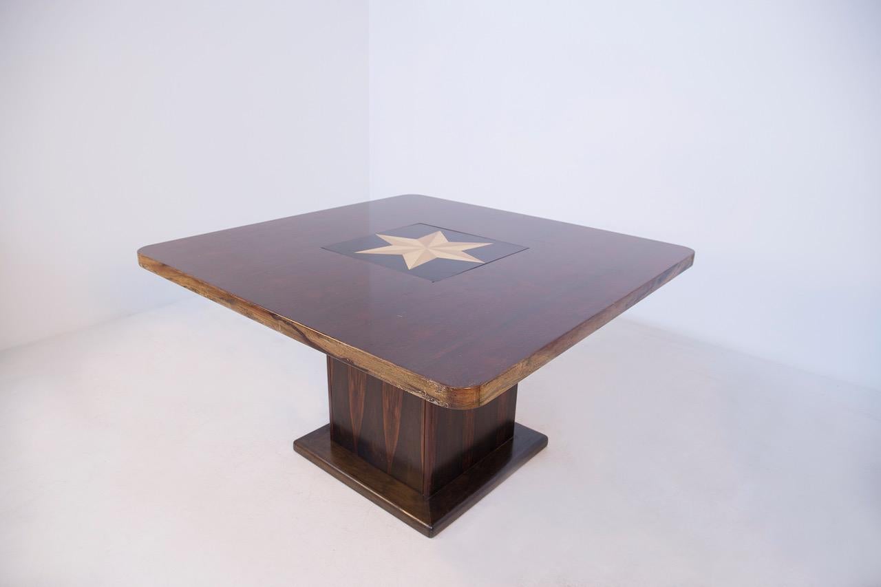 Magnifique table en bois précieux attribuée à Franco Albini, années 1950.
Robuste et imposante, la table Franco Albini a été fabriquée par des maîtres ébénistes italiens, en utilisant divers bois fins de grande qualité.
La table est de forme