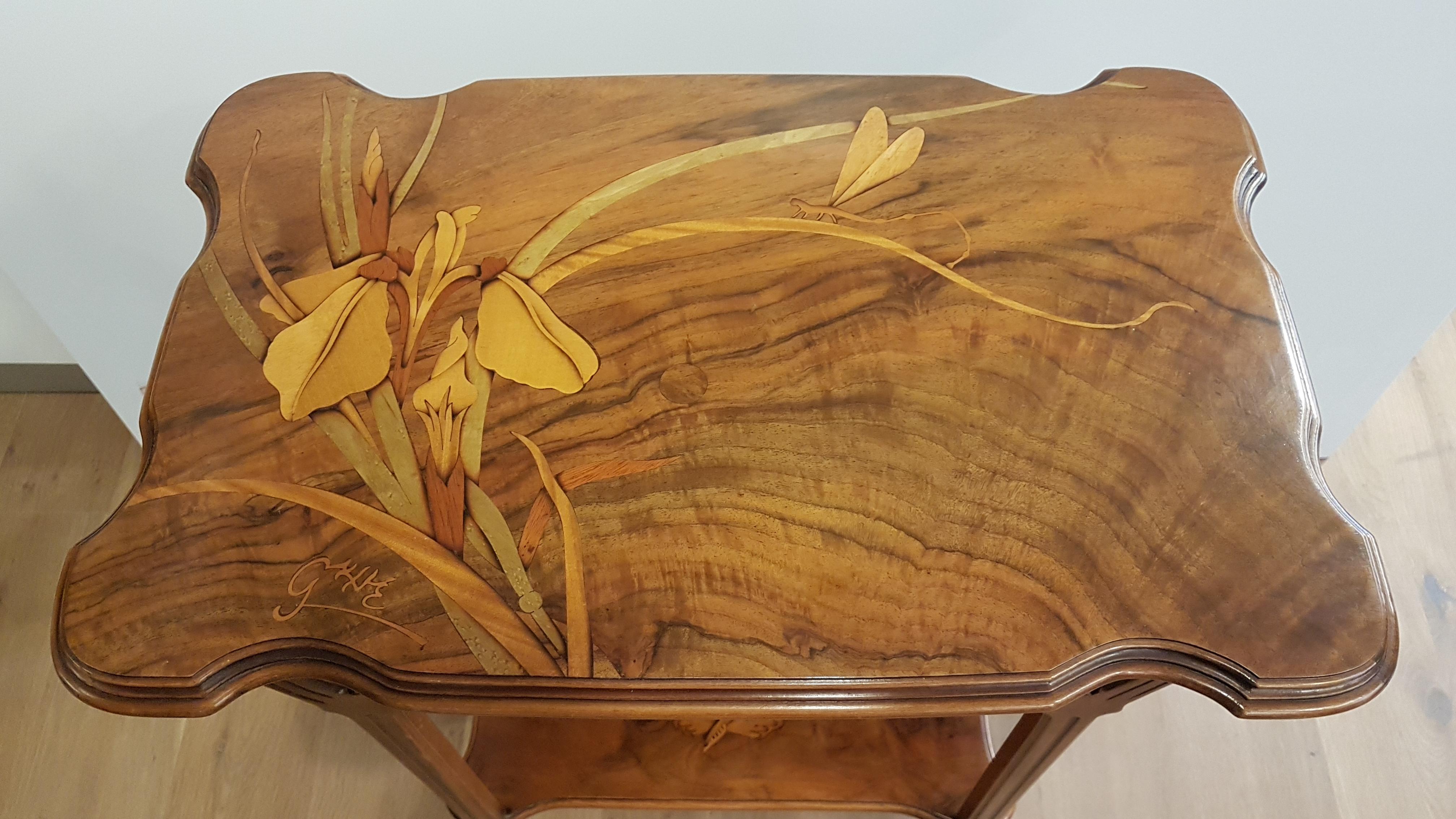 Italian Table Art Deco style in Walnut with Original Inlay Gallè  1960 (Art nouveau) im Angebot