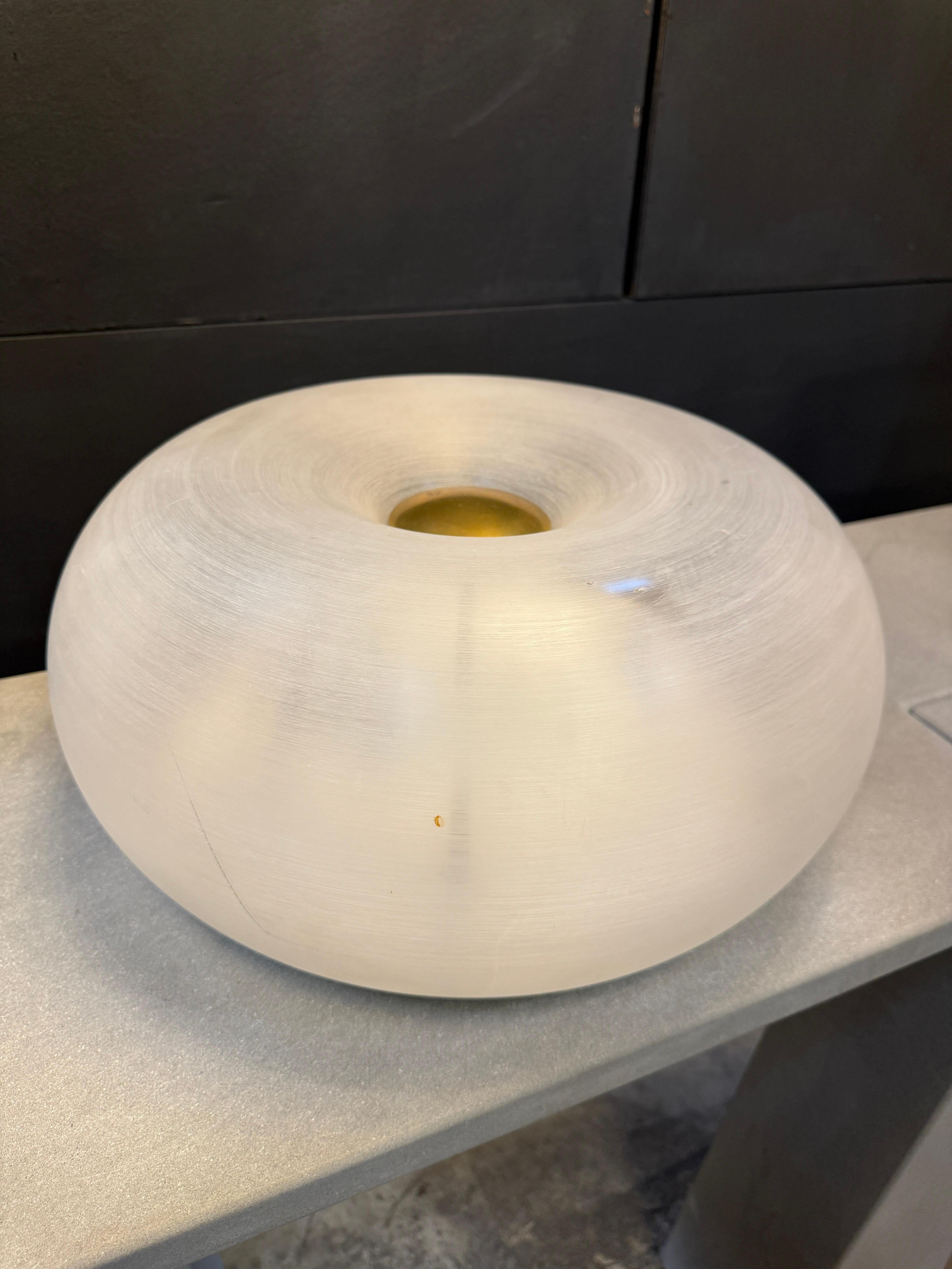 Cette pièce est une lampe italienne en plastique des années 1970, qui incarne la sensibilité ludique et futuriste du design de l'époque.

Matériau et finition
Fabriqué en plastique moulé, un matériau largement adopté dans les années 1970 pour sa