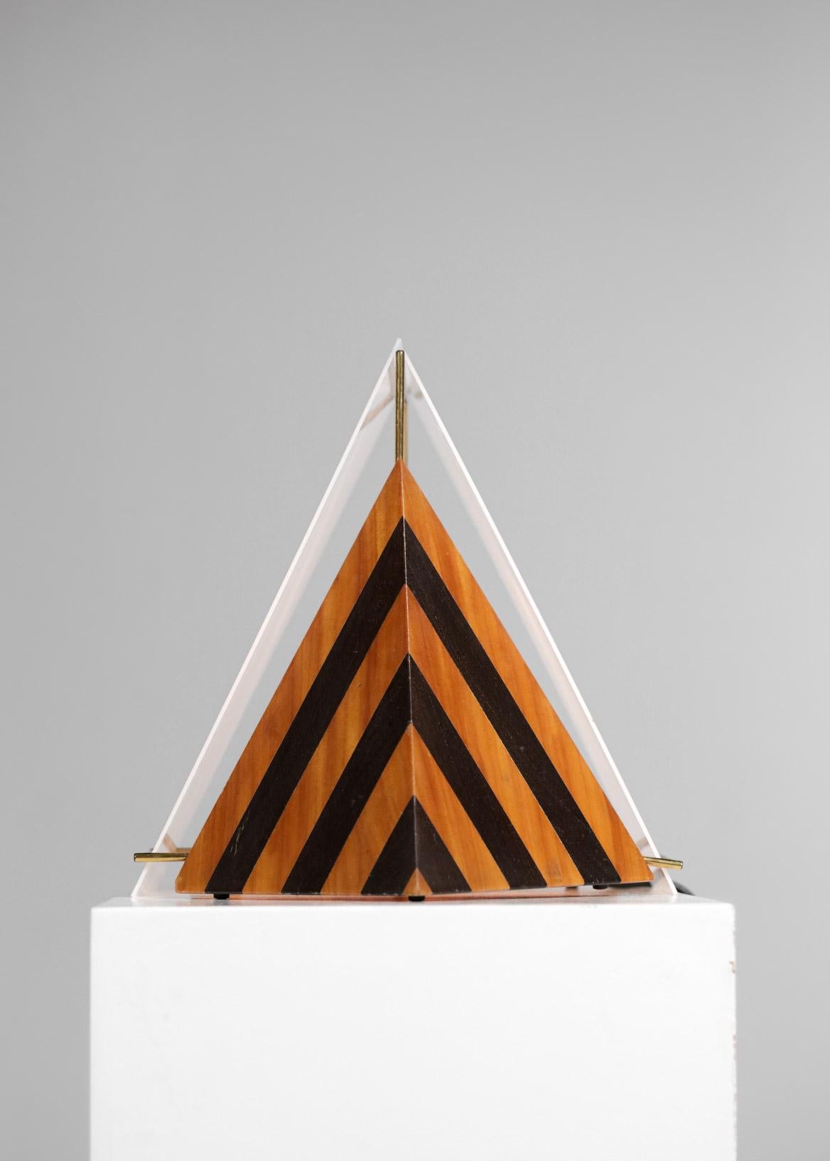 Lampe de bureau italienne Pyramid en plexiglas et bois style Tobia Scarpa G168, années 80 3