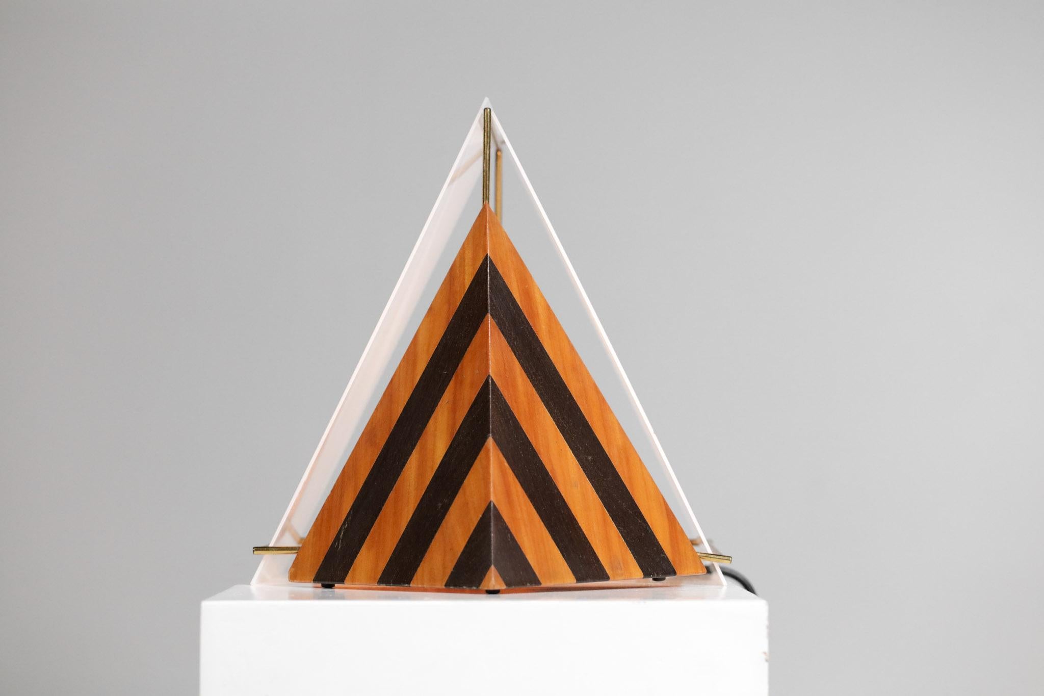 Lampe de bureau italienne Pyramid en plexiglas et bois style Tobia Scarpa G168, années 80 4