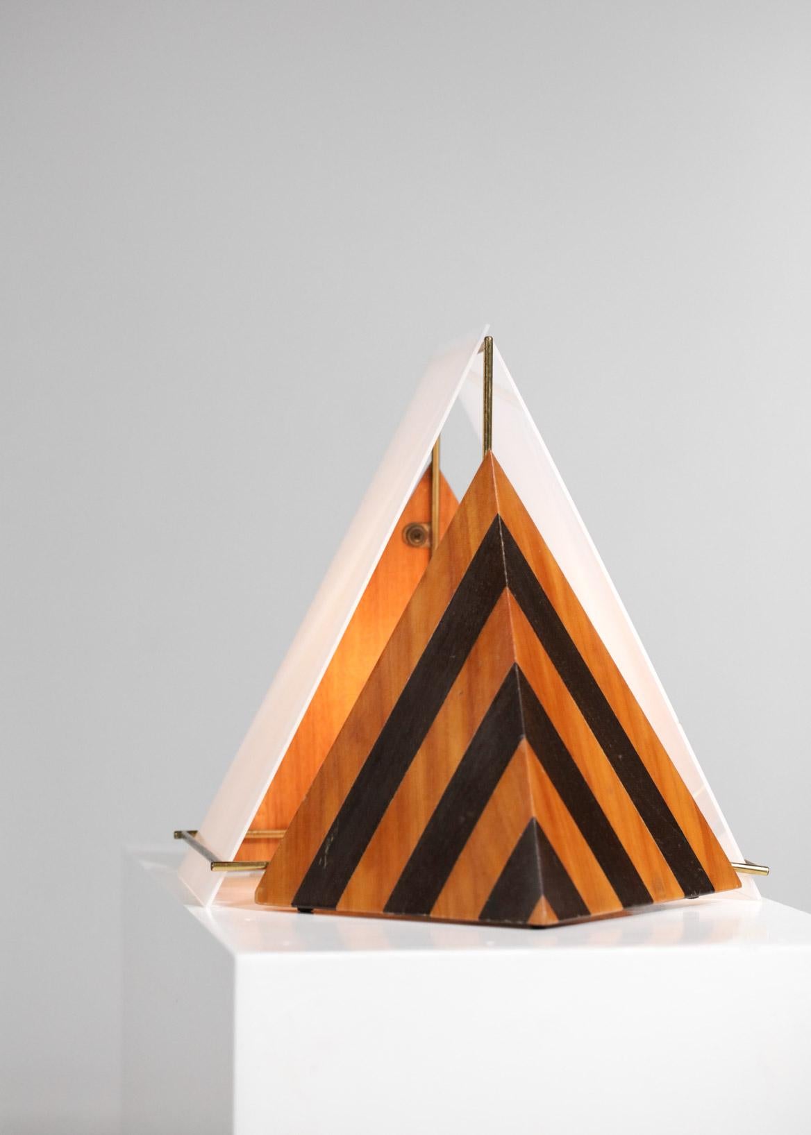 Lampe de bureau italienne Pyramid en plexiglas et bois style Tobia Scarpa G168, années 80 5