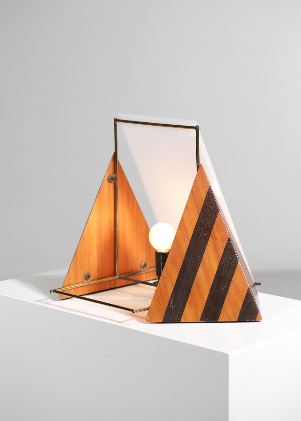 Lampe de bureau italienne Pyramid en plexiglas et bois style Tobia Scarpa G168, années 80 6