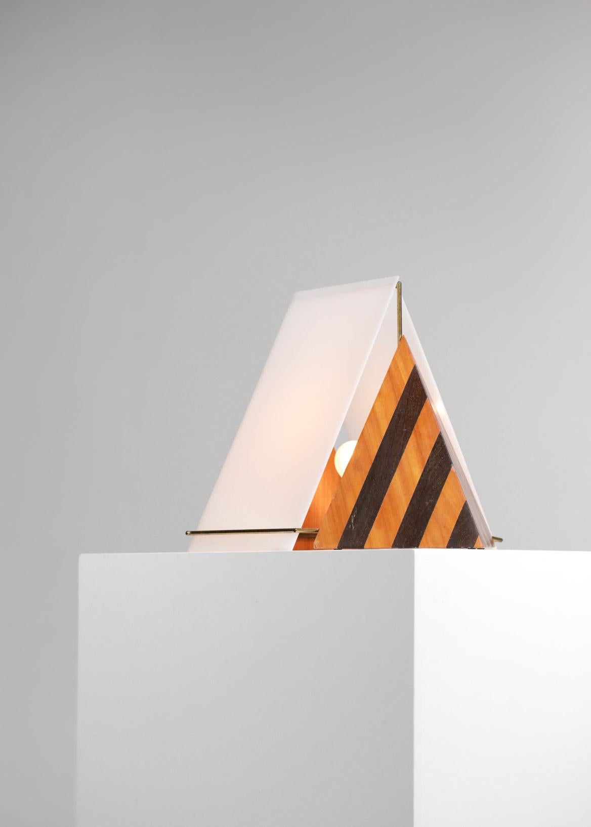 Lampe de bureau italienne Pyramid en plexiglas et bois style Tobia Scarpa G168, années 80 8