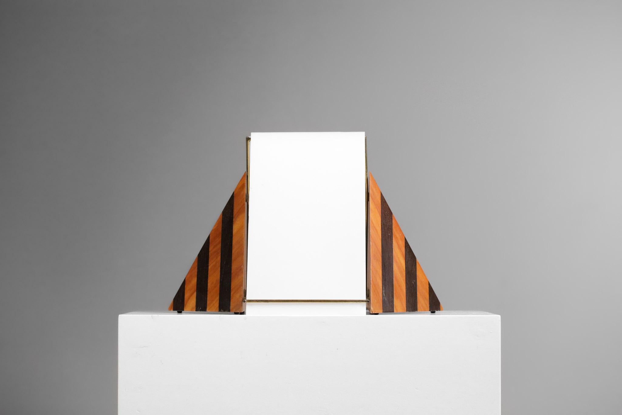 Lampe de bureau ou de table italienne des années 80 dans le goût du travail de Tobia & Arfa Scarpa. Structure de la lampe en bois plaqué, tiges en laiton massif et abat-jour formé de deux plaques de plexiglas blanc. Forme pyramidale très originale