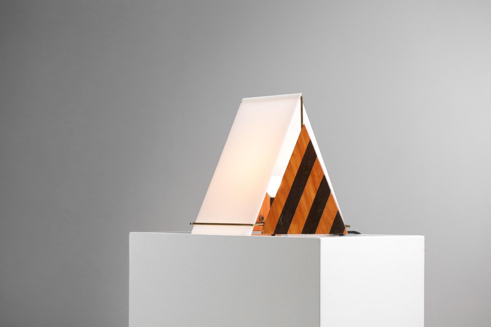 Mid-Century Modern Lampe de bureau italienne Pyramid en plexiglas et bois style Tobia Scarpa G168, années 80