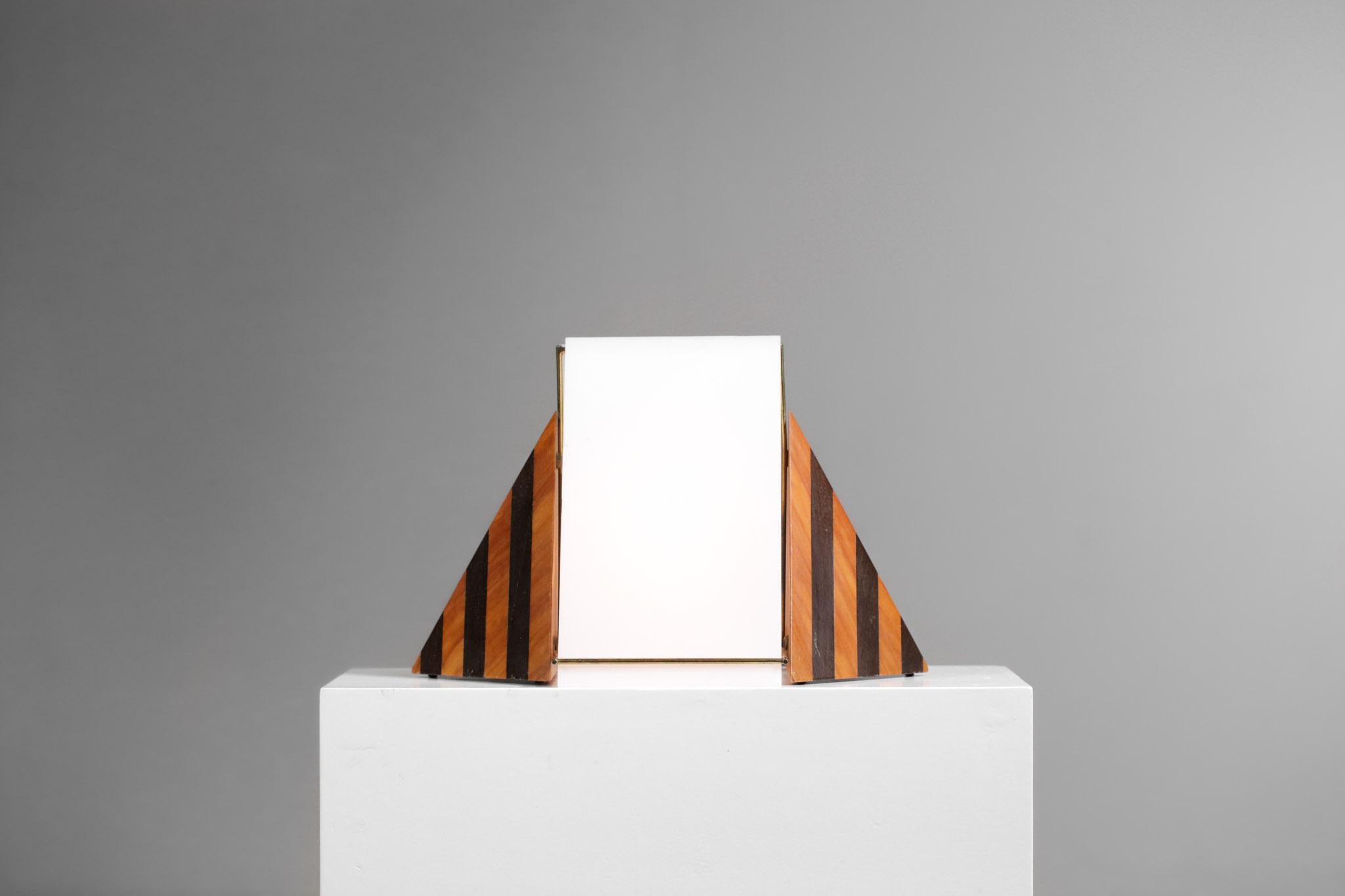 Lampe de bureau italienne Pyramid en plexiglas et bois style Tobia Scarpa G168, années 80 Bon état à Lyon, FR