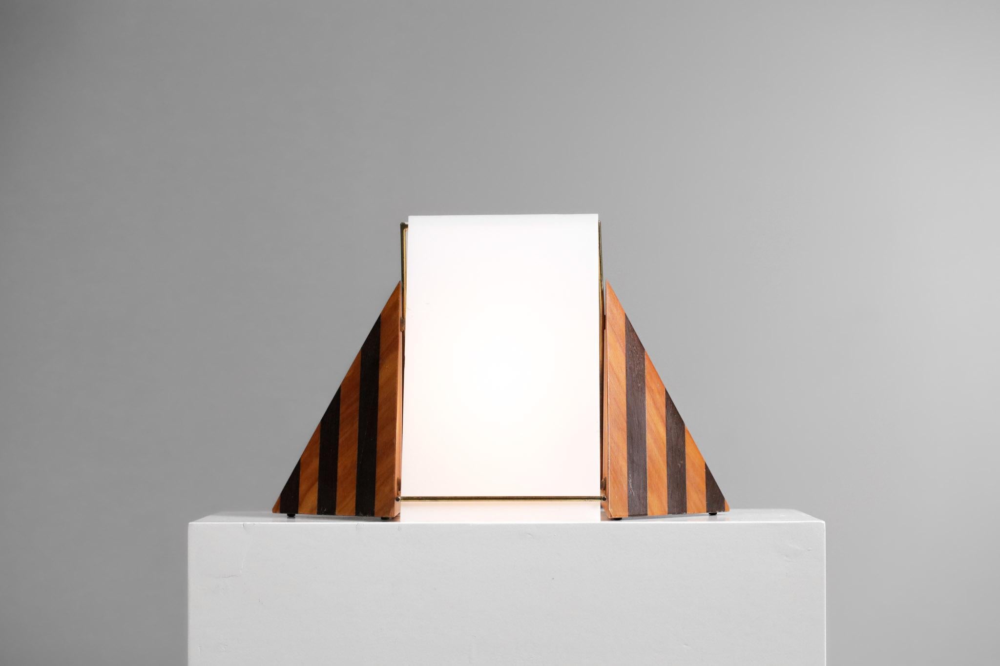Laiton Lampe de bureau italienne Pyramid en plexiglas et bois style Tobia Scarpa G168, années 80