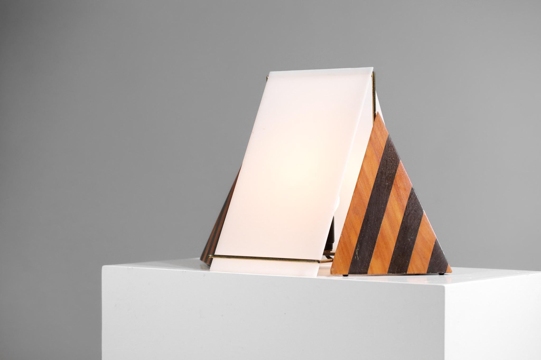 Lampe de bureau italienne Pyramid en plexiglas et bois style Tobia Scarpa G168, années 80 1