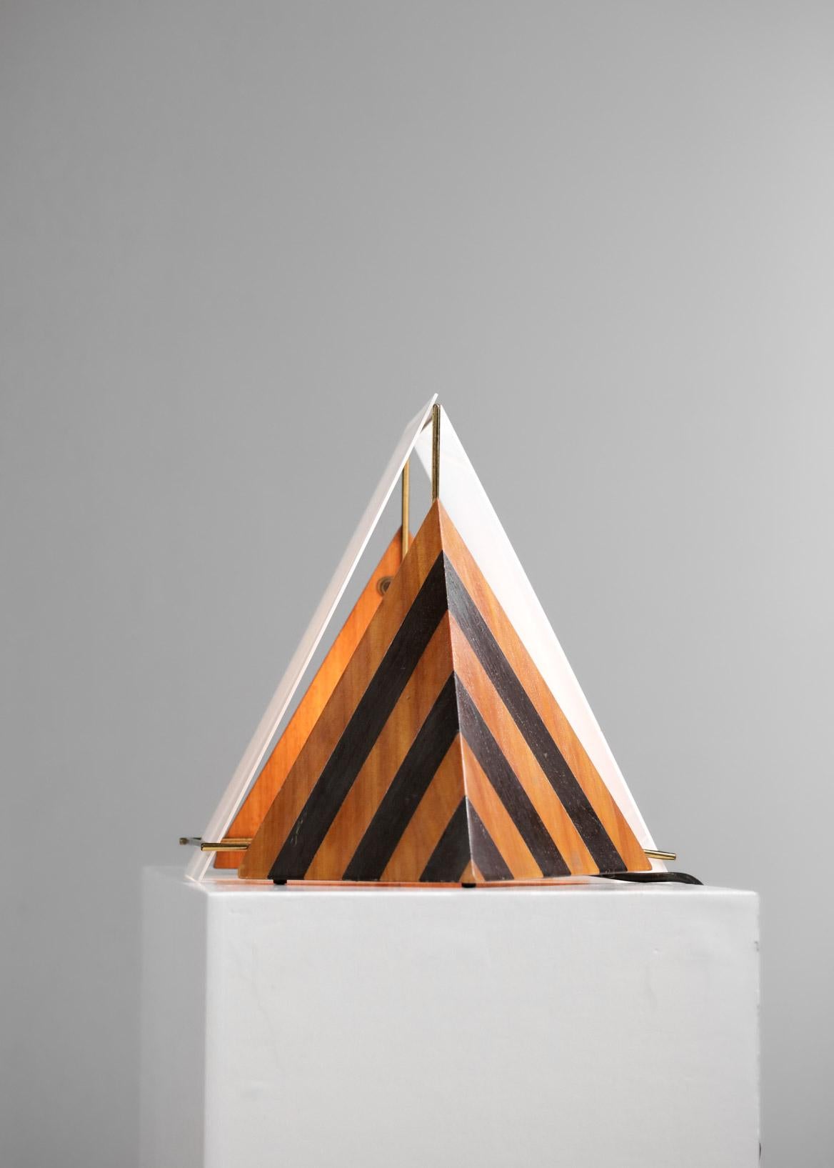 Lampe de bureau italienne Pyramid en plexiglas et bois style Tobia Scarpa G168, années 80 2