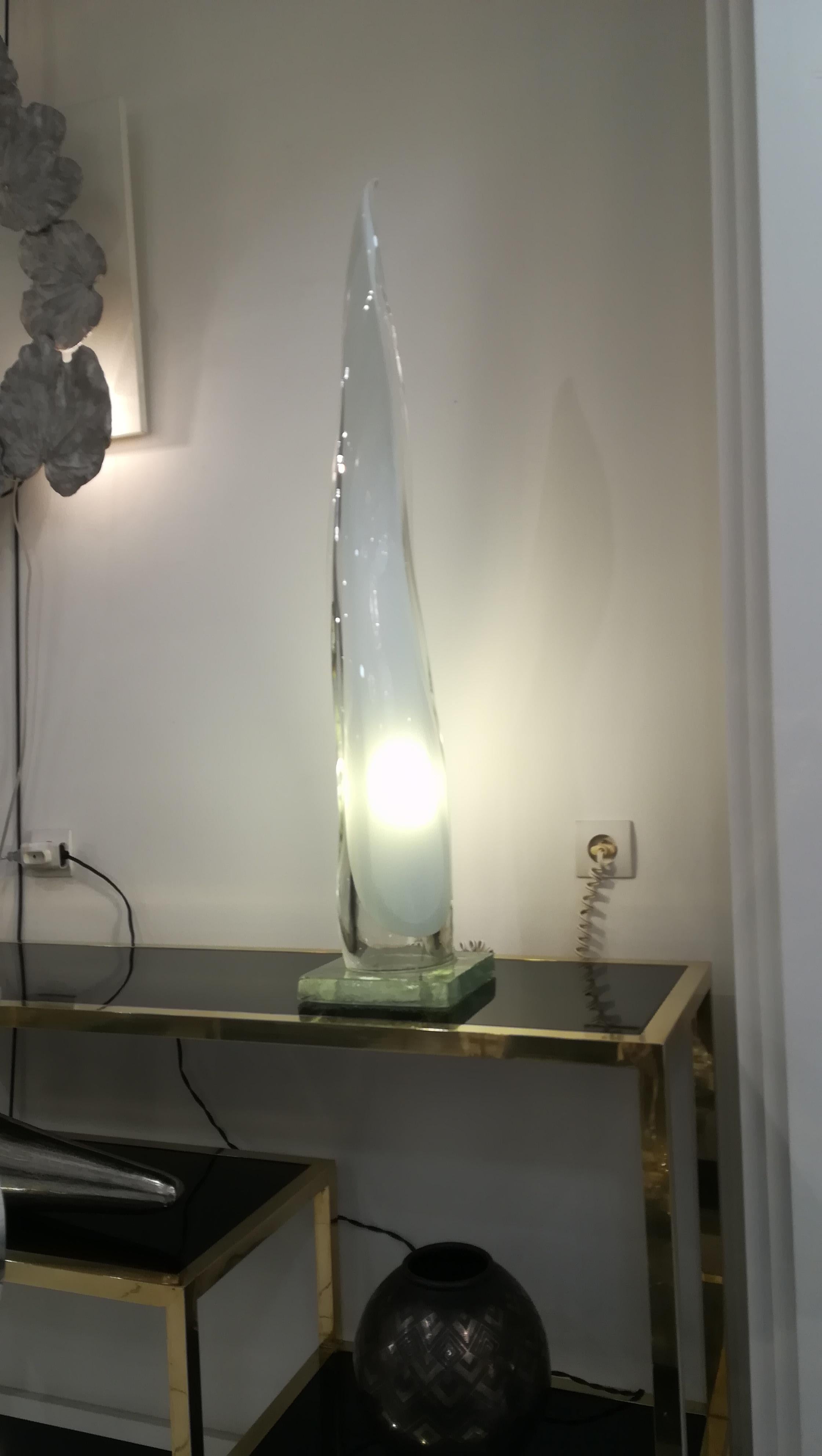 Mid-Century moderno Lampada da tavolo e scultura italiana in vetro soffiato di Murano, circa 1960 in vendita
