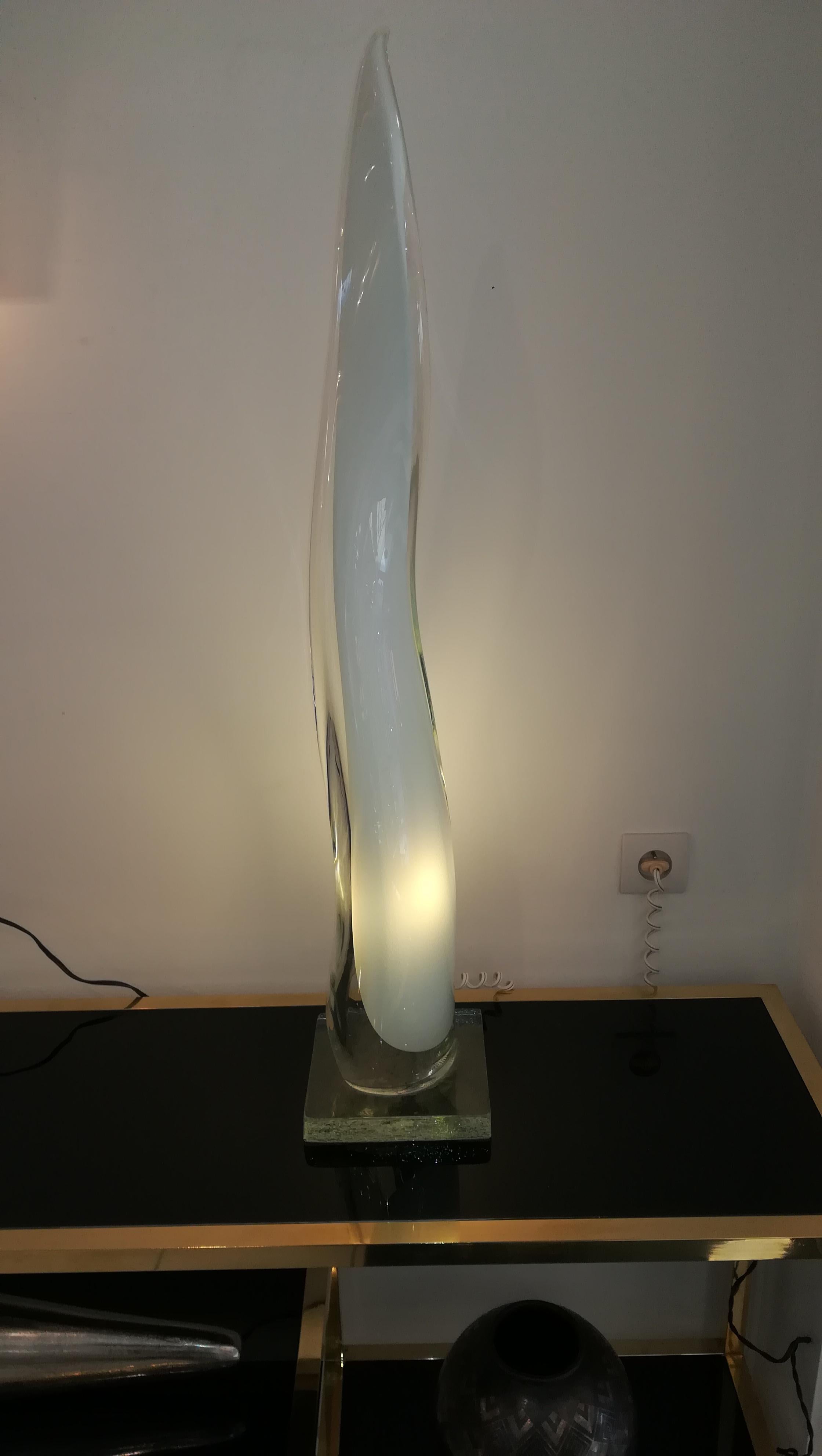 Vetro Lampada da tavolo e scultura italiana in vetro soffiato di Murano, circa 1960 in vendita