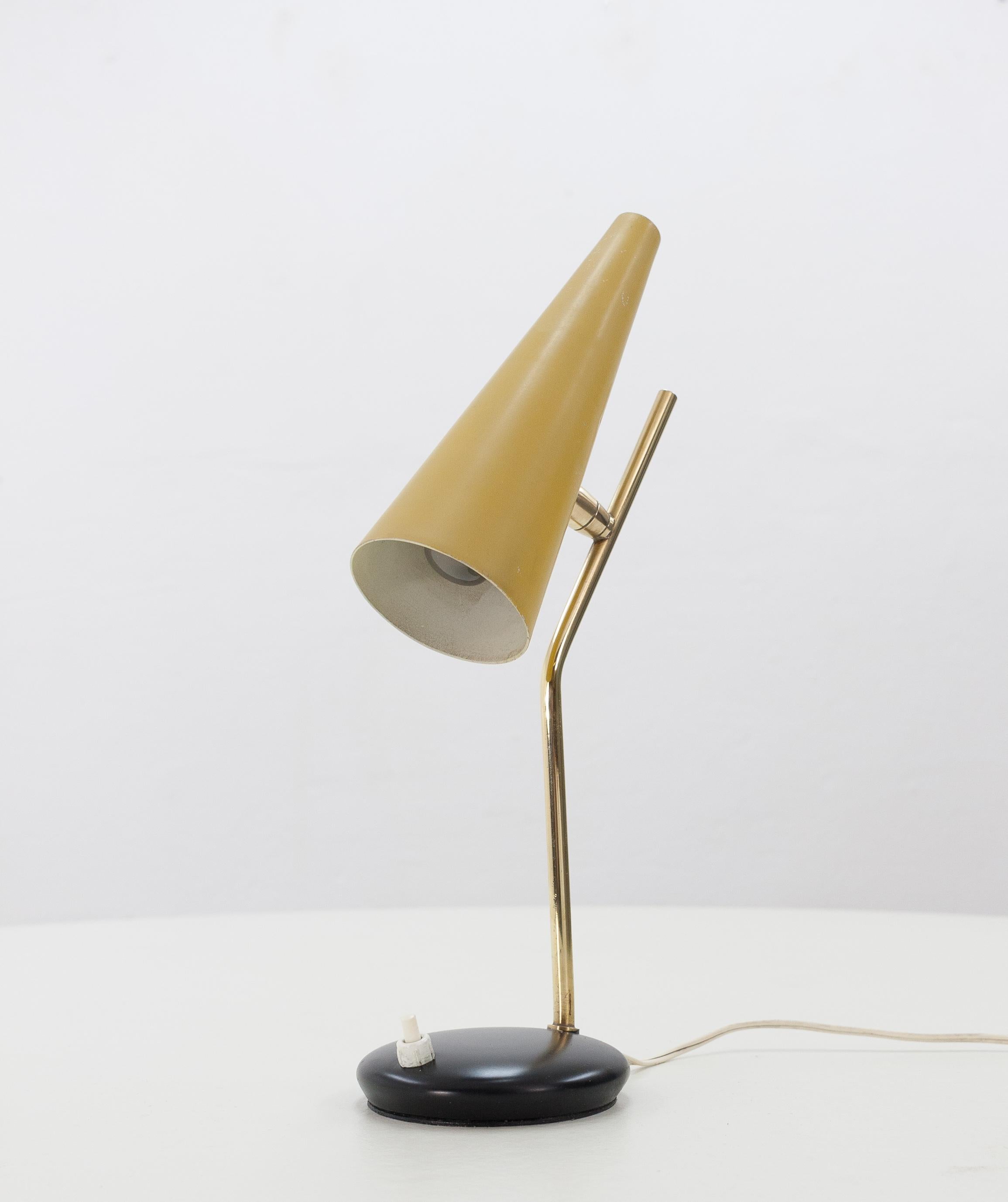 Lovely little desk lamp with a horn-shaped avocado colored lampshade. Attributed to Stilnovo, made in Italy.