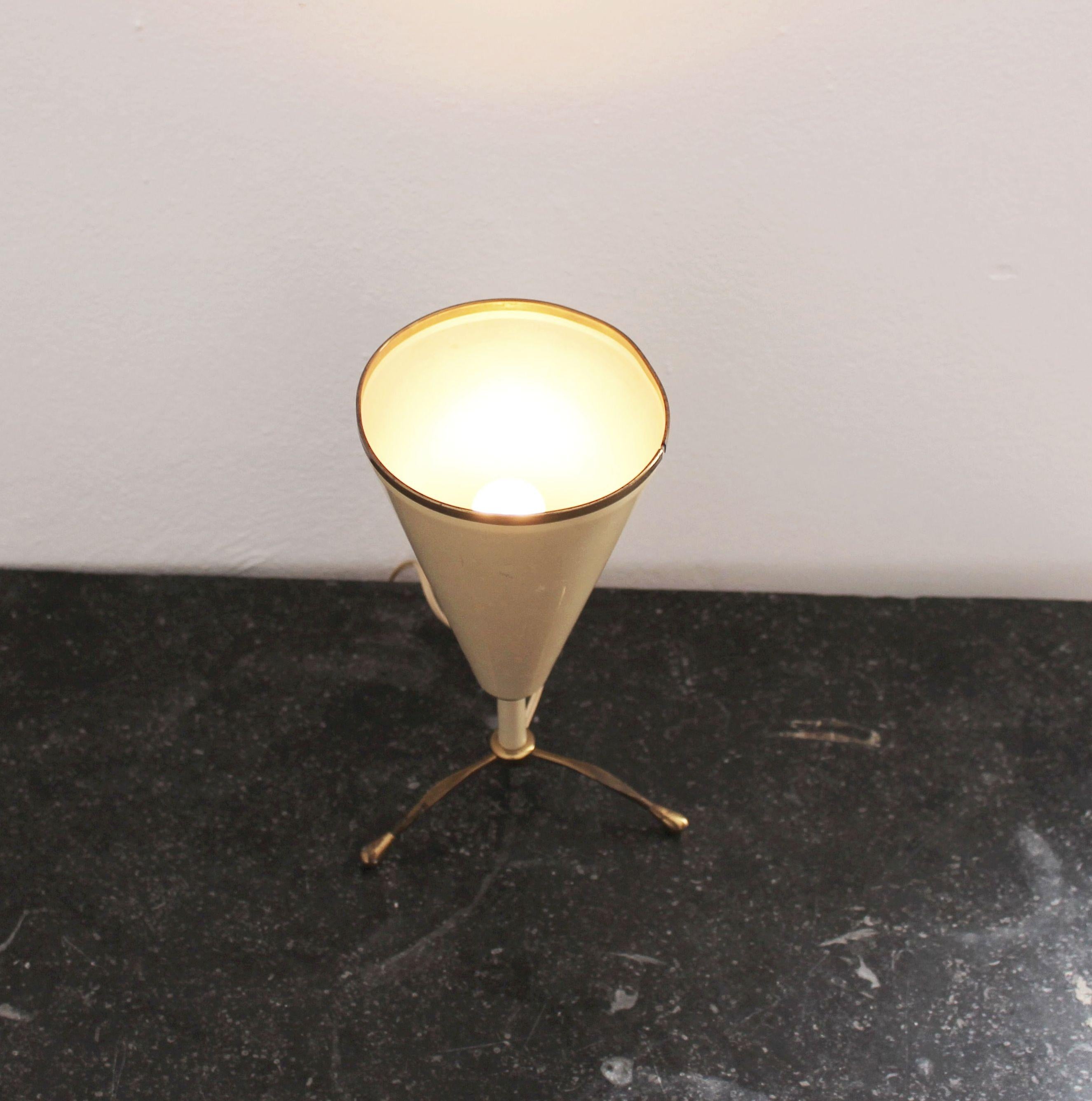 Italian table lamp from the 1950s in the style of Stilnovo. We have one more table lamp in green color table.