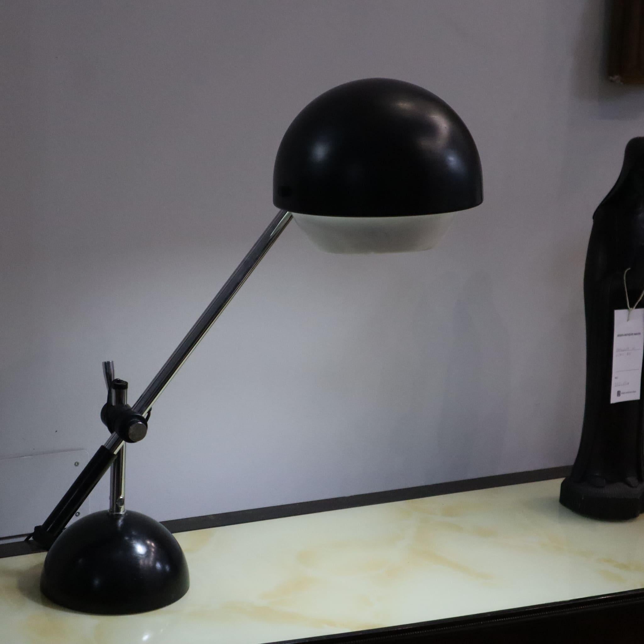 Cette lampe de table NO AGE rappelle le design de Gino Sarfatti pour Flos, avec une esthétique minimaliste et fonctionnelle typique des années 60 et 70. Équilibre parfait entre formes géométriques essentielles et matériaux raffinés, il incarne