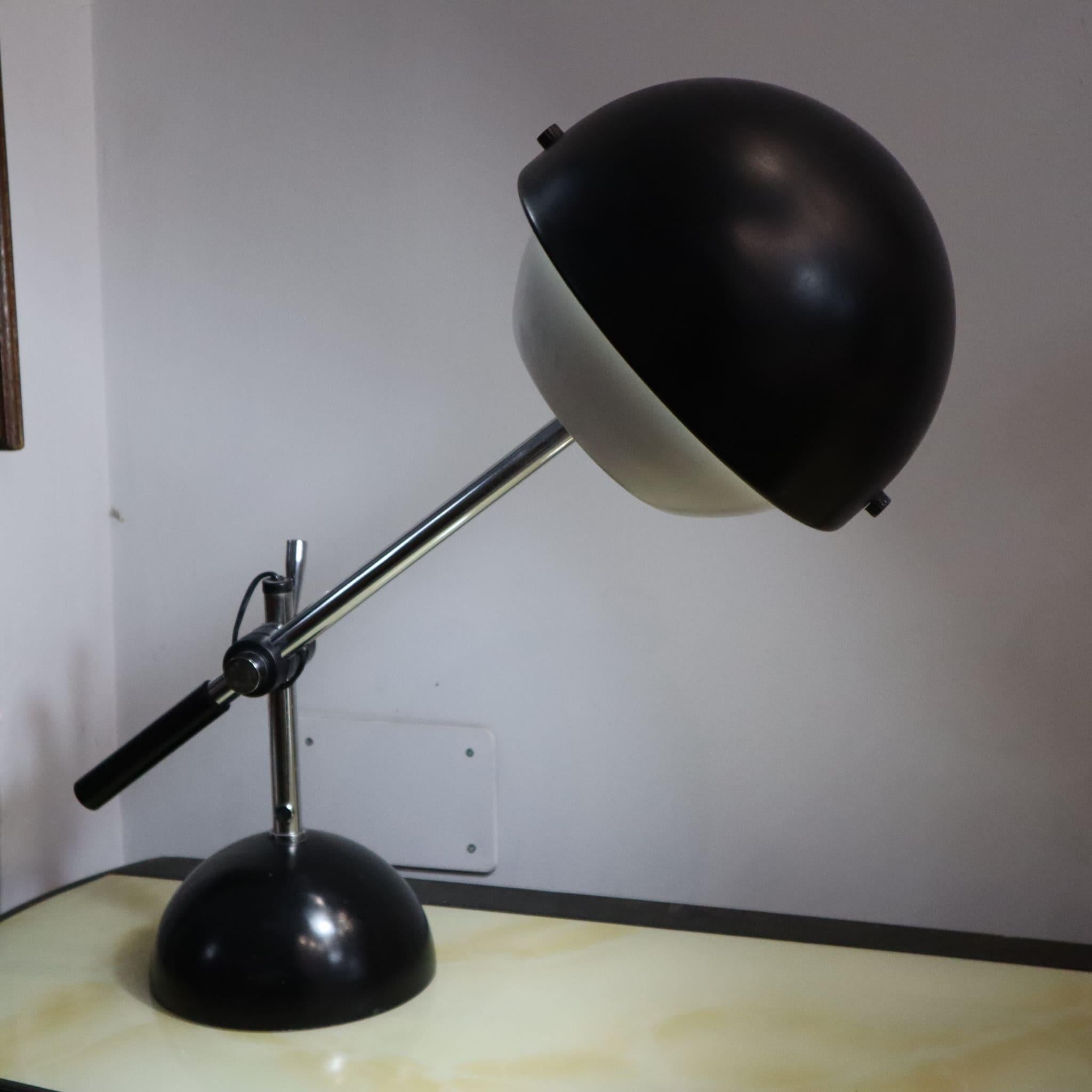 Mid-Century Modern Lampe de table italienne noire et chromée dans le style de Gino Sarfatti pour Flos, années 1960 en vente
