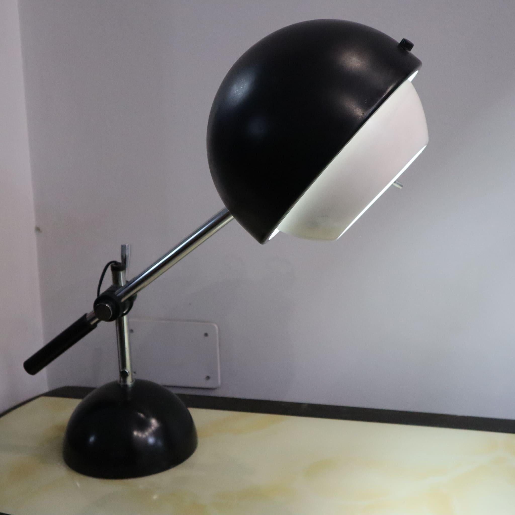 Lampe de table italienne noire et chromée dans le style de Gino Sarfatti pour Flos, années 1960 Bon état - En vente à Nicolosi, IT