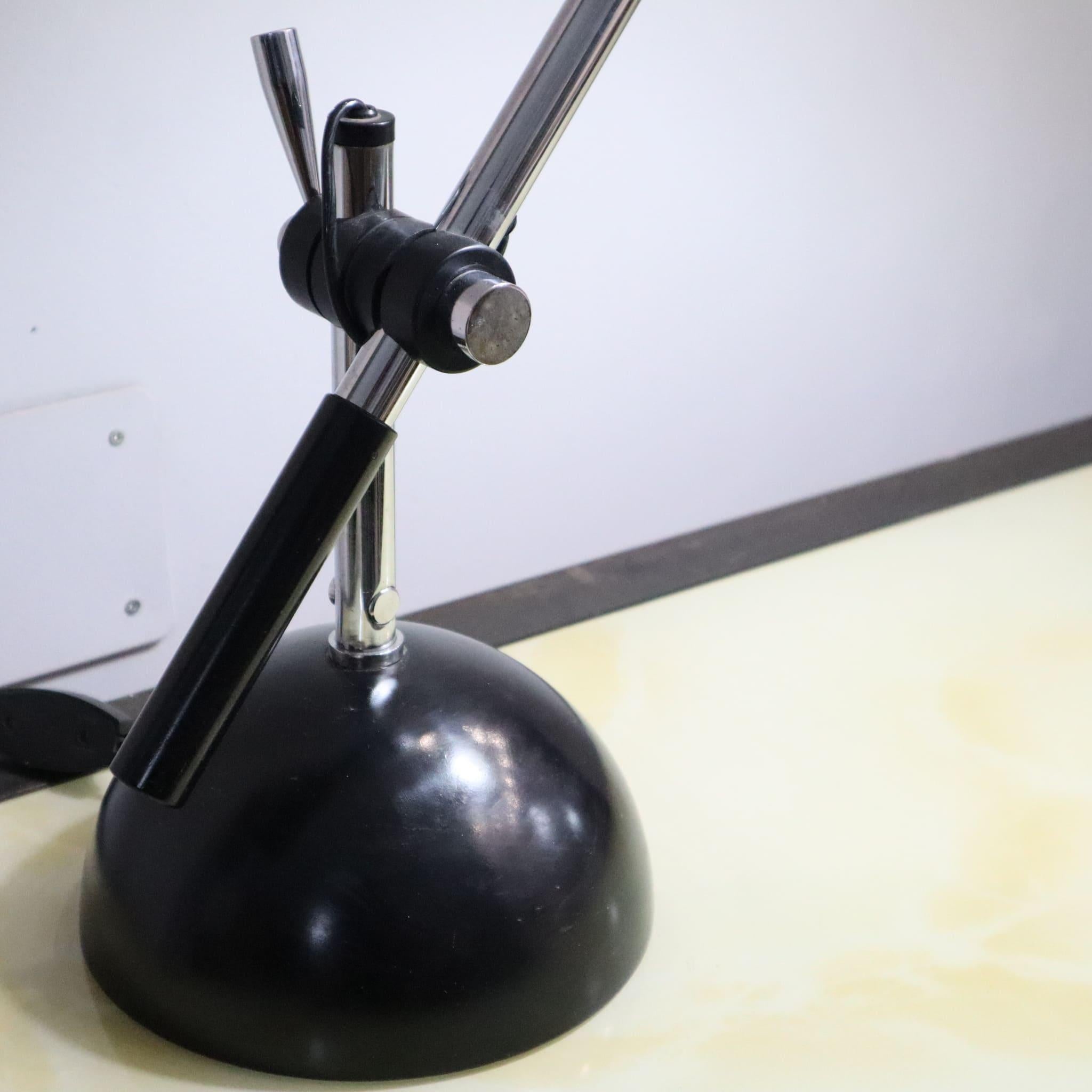 Milieu du XXe siècle Lampe de table italienne noire et chromée dans le style de Gino Sarfatti pour Flos, années 1960 en vente