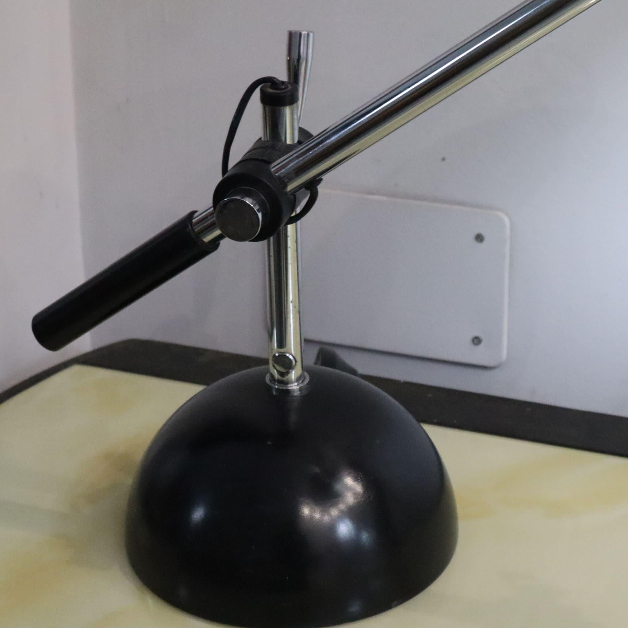 Acier Lampe de table italienne noire et chromée dans le style de Gino Sarfatti pour Flos, années 1960 en vente