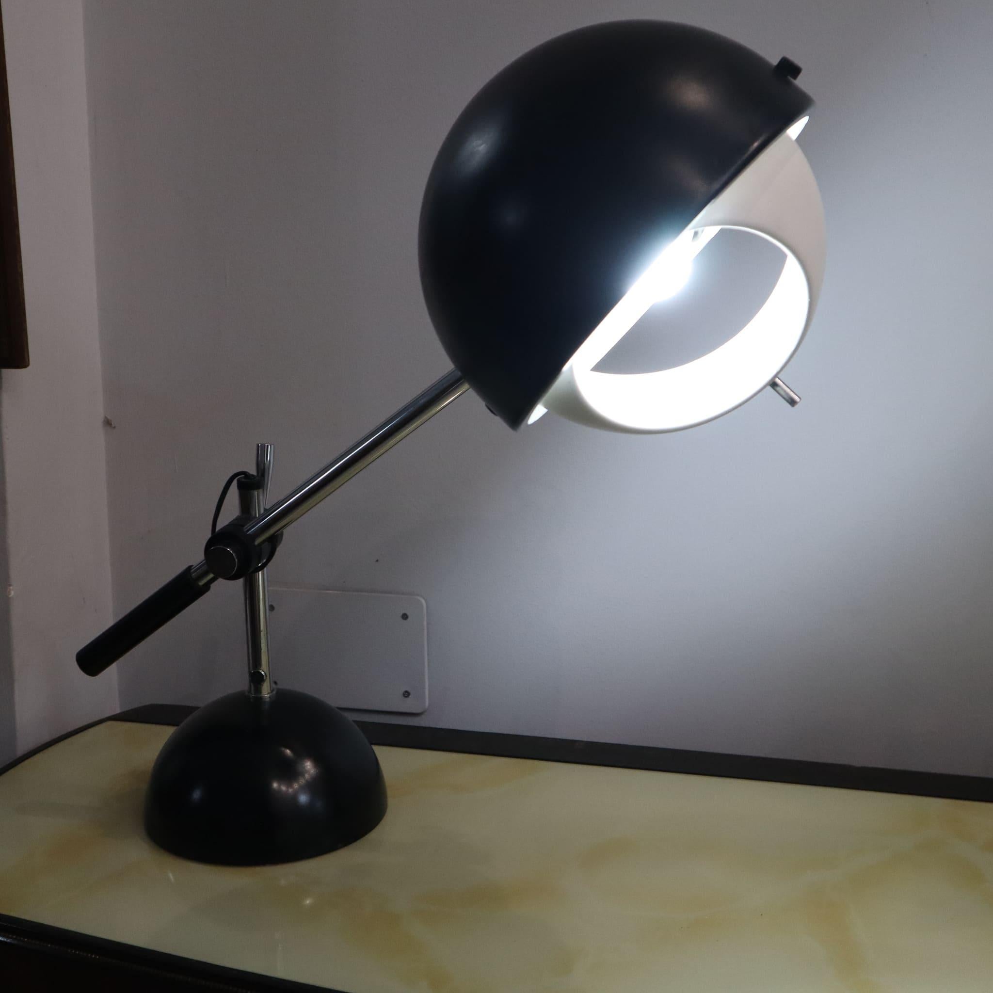 Lampe de table italienne noire et chromée dans le style de Gino Sarfatti pour Flos, années 1960 en vente 1