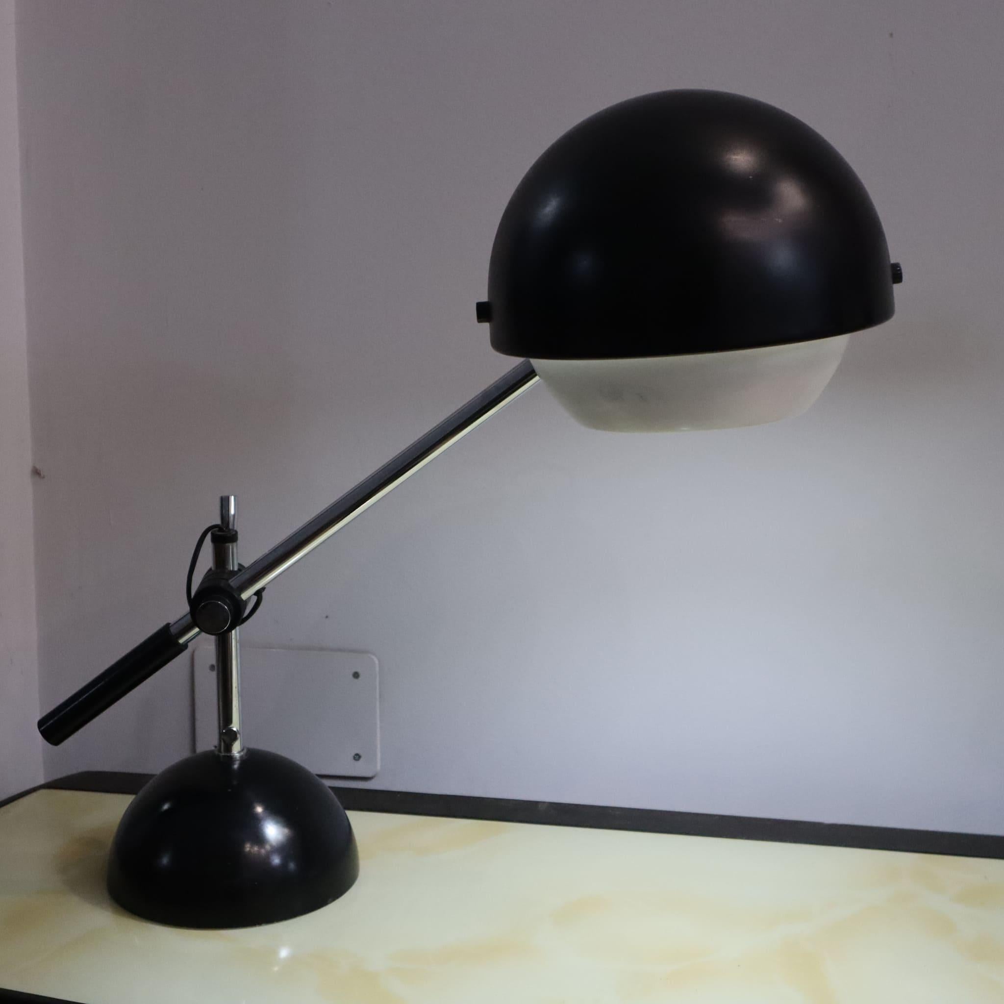 Lampe de table italienne noire et chromée dans le style de Gino Sarfatti pour Flos, années 1960 en vente 2