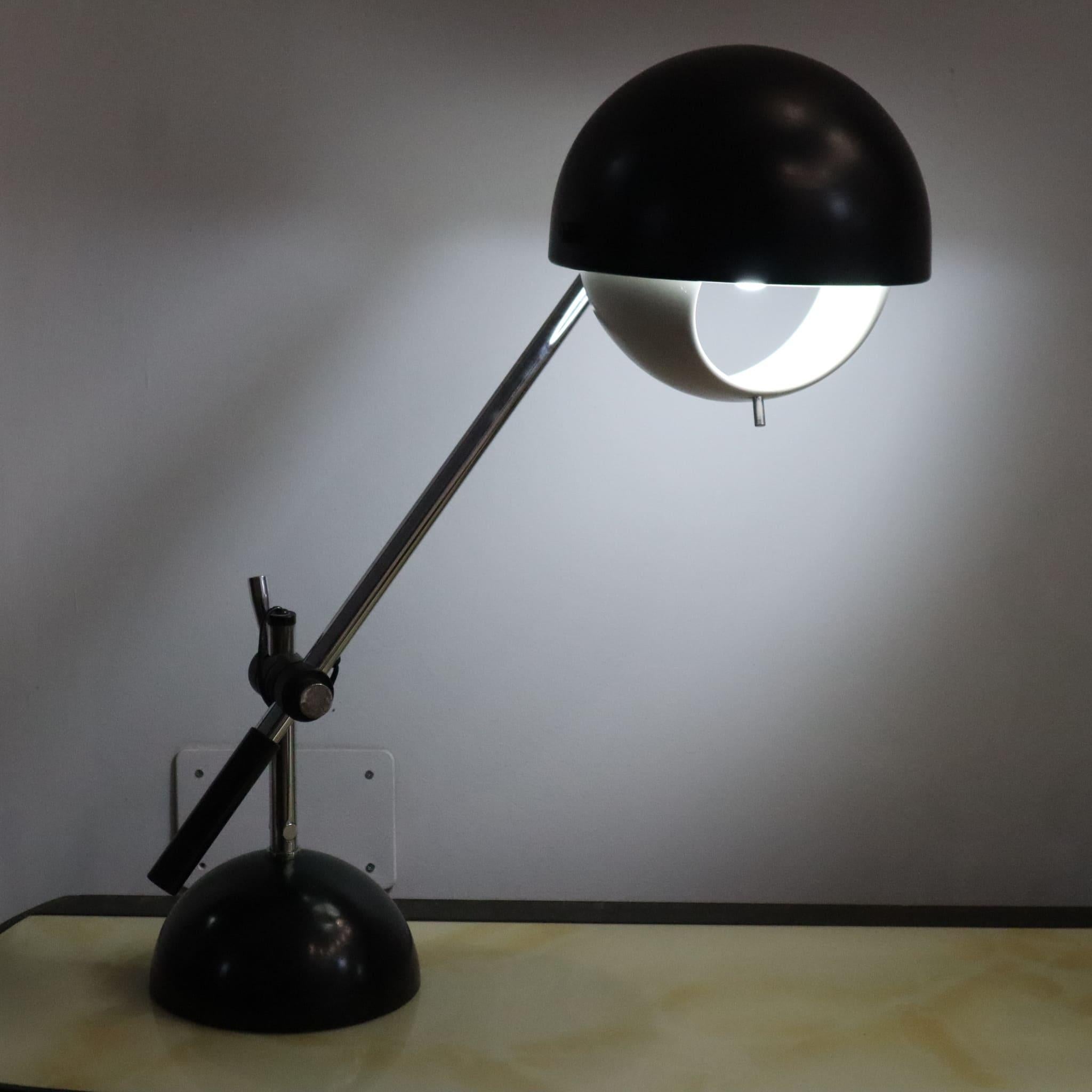 Lampe de table italienne noire et chromée dans le style de Gino Sarfatti pour Flos, années 1960 en vente 3