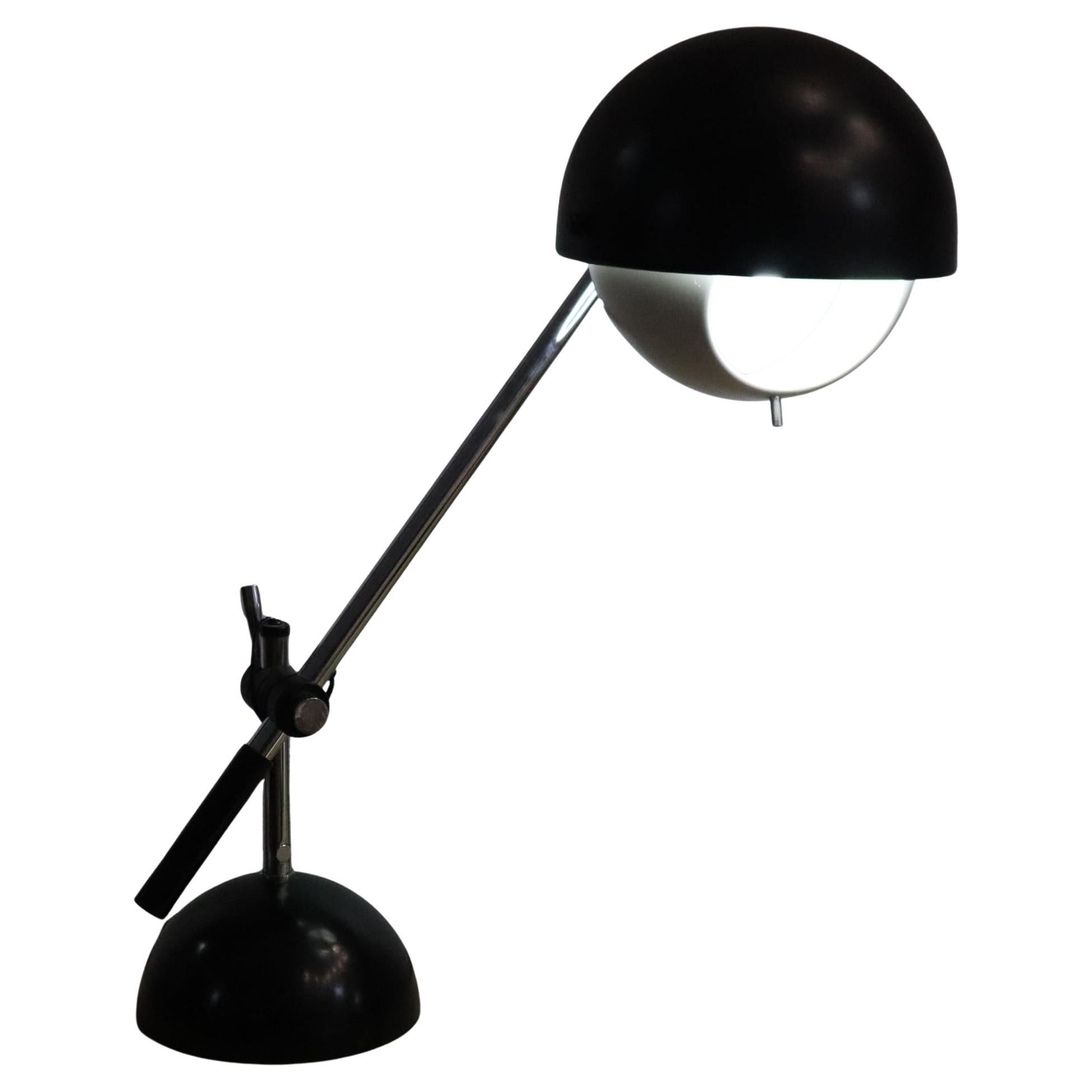 Lampe de table italienne noire et chromée dans le style de Gino Sarfatti pour Flos, années 1960