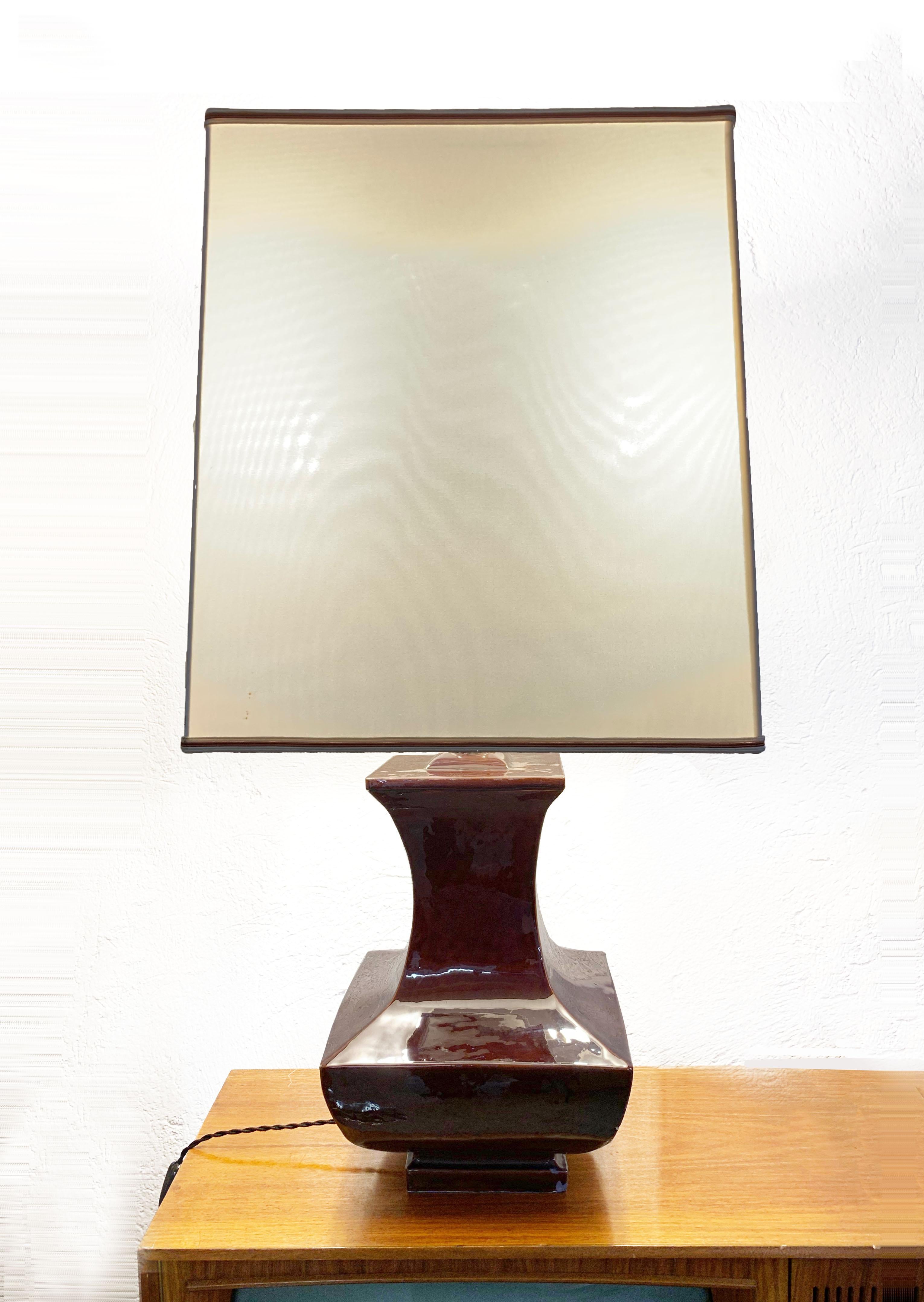 Important and large brown glazed ceramic lamp.
Mount 3 bulbs large E 27.
Attributable to Tommaso Barbi. Italy, 1970s.

Measure: 45 x 45 x 93 cm.