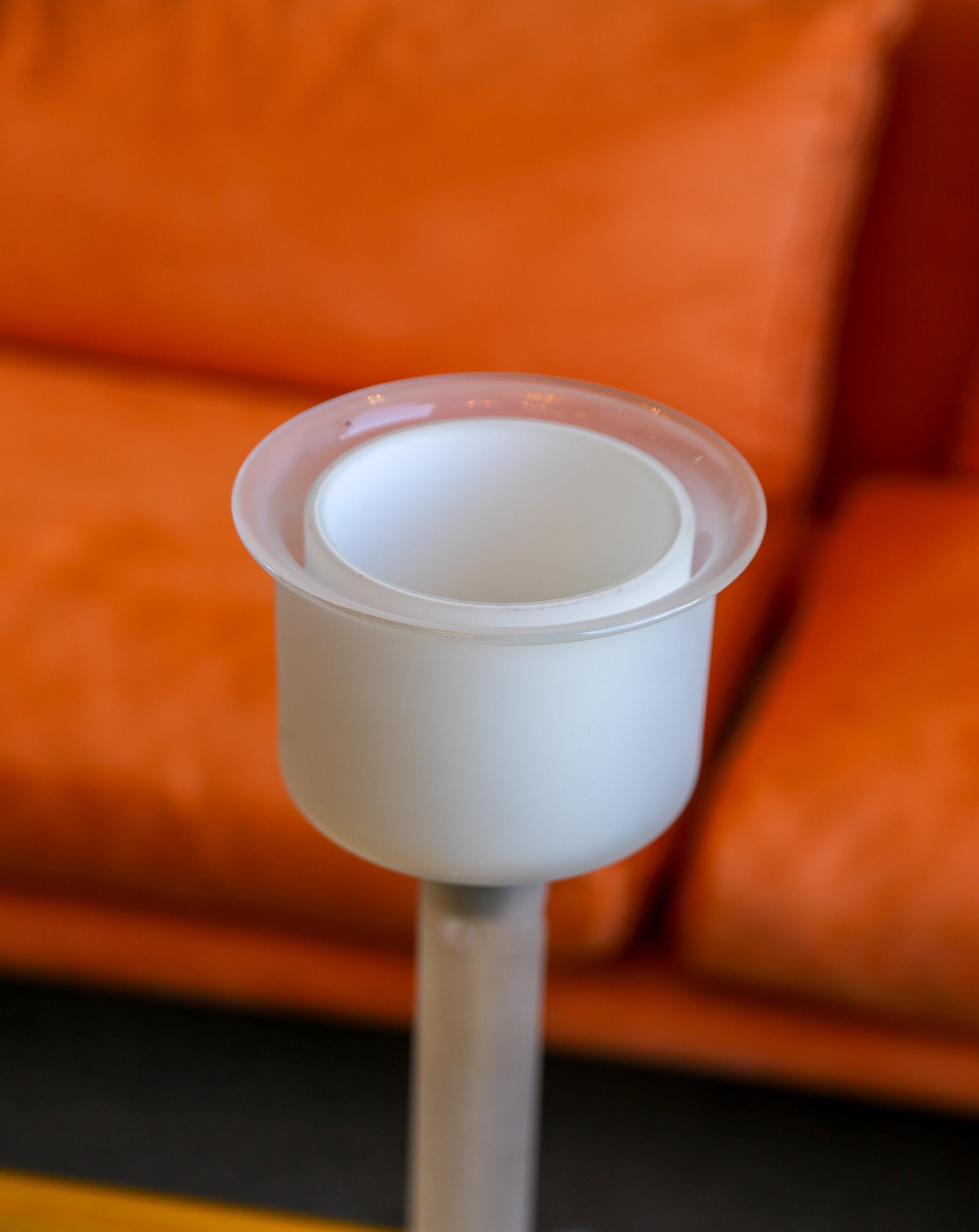 Lampe architecturale des années 1980 par Castiglioni & Menghi pour Fontana Arte

Conçue dans les années 1980 par Piero Castiglioni et Roberto Menghi pour Fontana Arte, cette rare lampe de table présente une tige cylindrique en verre dépoli et une