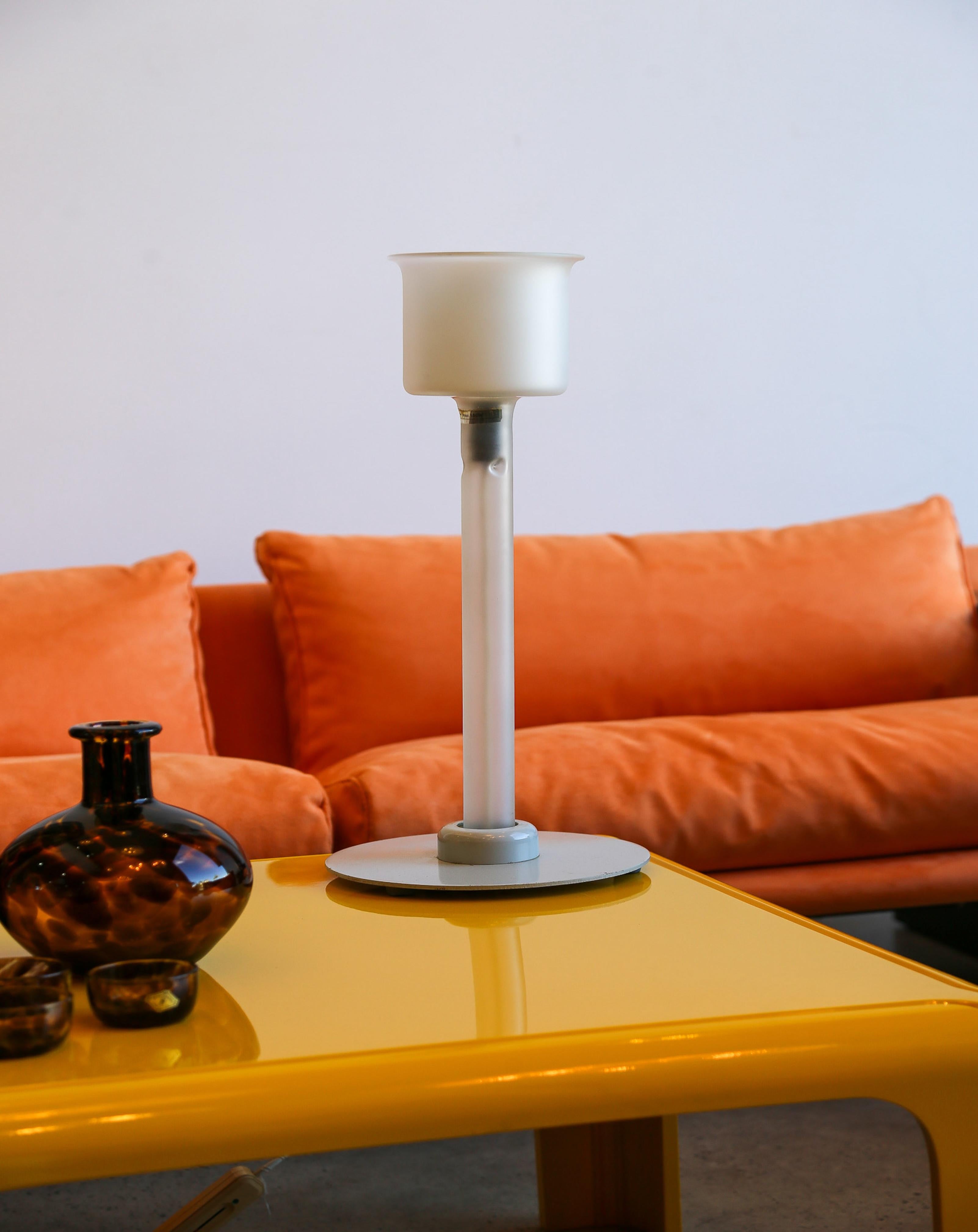 Postmoderne Lampe de table italienne de Piero Castiglioni et Roberto Menghi pour Fontana Arte en vente
