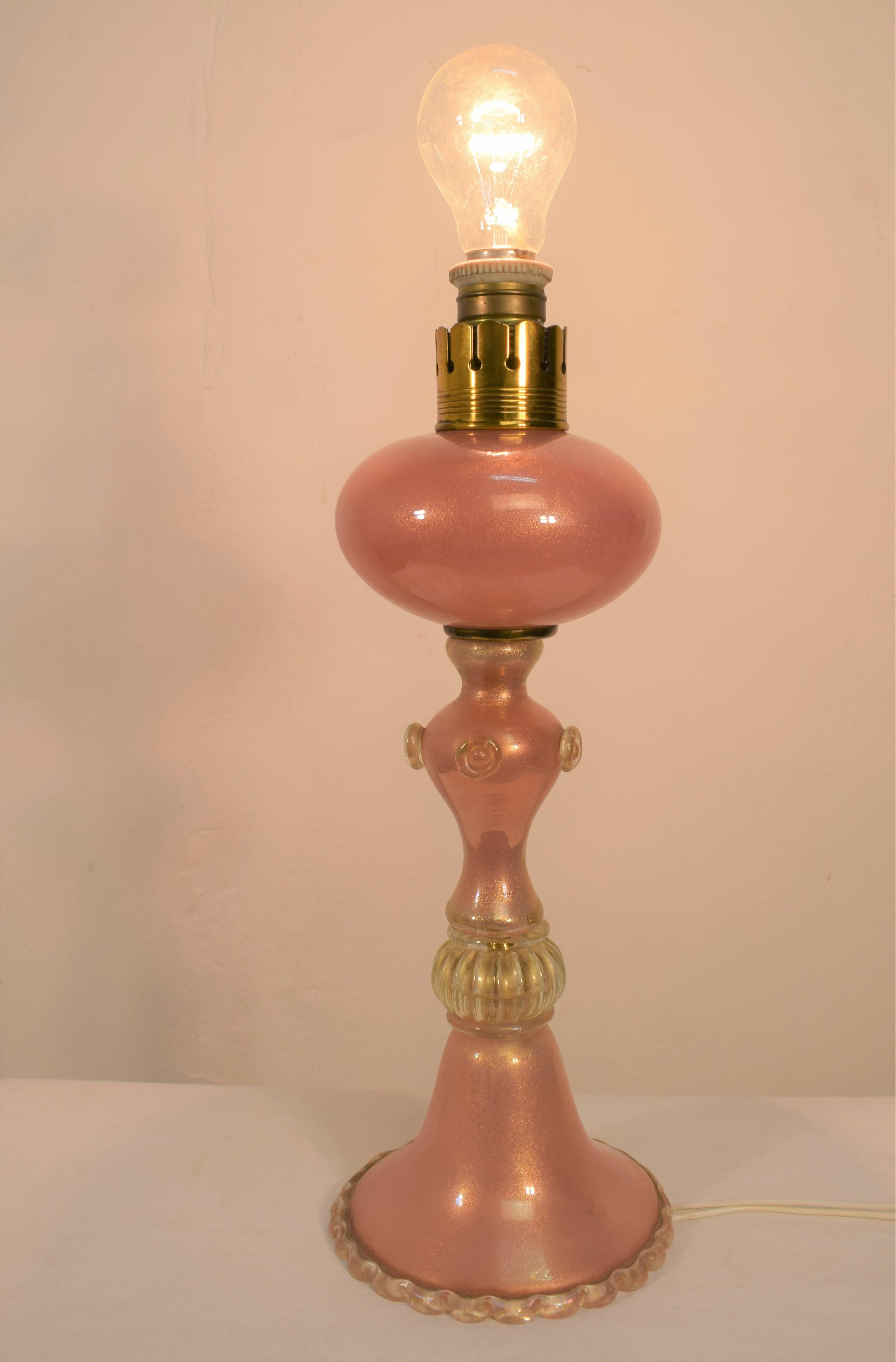 Italian table lamp by Seguso, 1940s.
Dimensions: H= 40 cm; D= 15 cm.