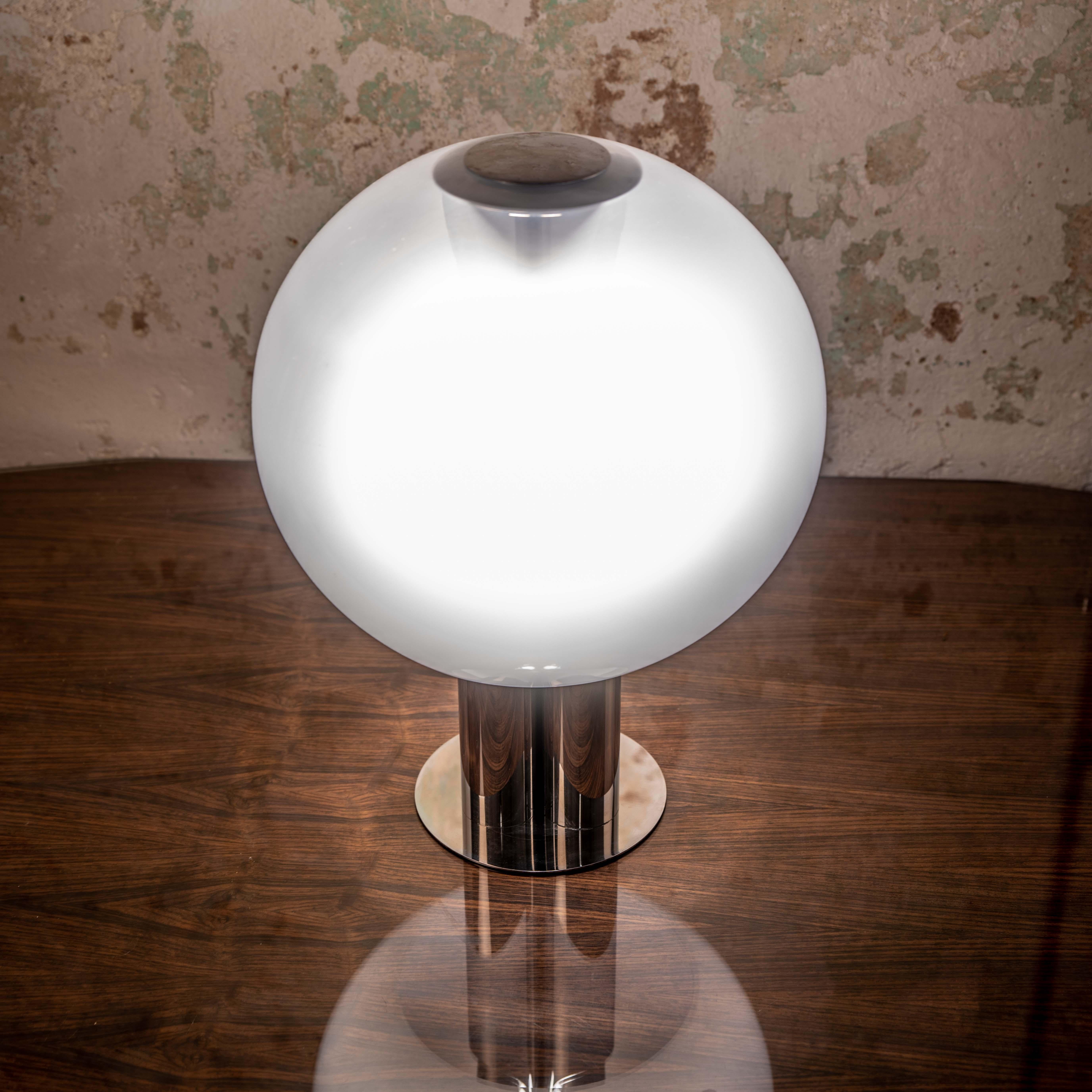 Cette élégante lampe de table a été produite en Italie par Selenova dans les années 1970. Son design est une expression raffinée de la fascination de la décennie pour les formes futuristes et la géométrie épurée.

La lampe présente un grand