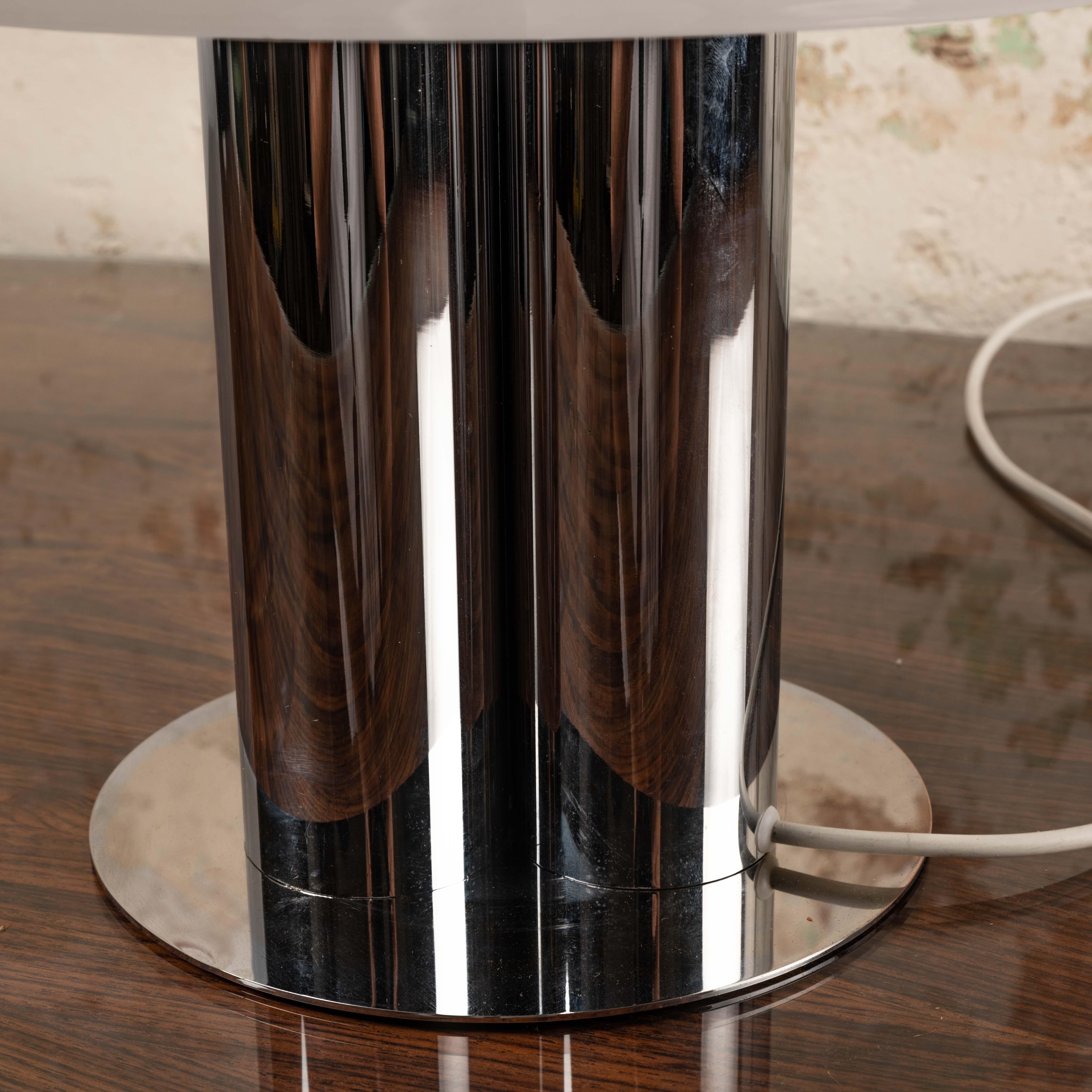 Ère spatiale Lampe de table italienne de Selenova en métal chromé et verre, années 1970 en vente