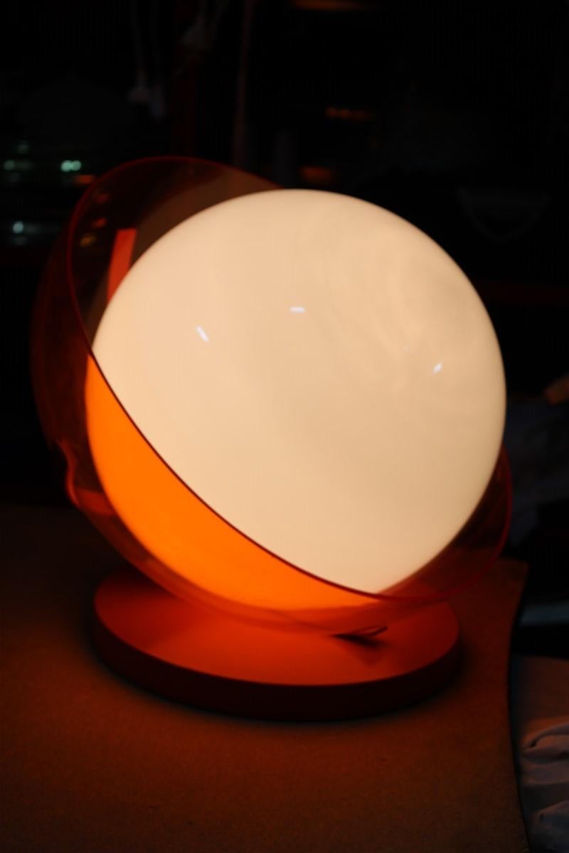Mid-Century Modern Lampe de bureau italienne incurvée en plexiglas Harvey Guzzini Design, années 1960, orange et blanc en vente