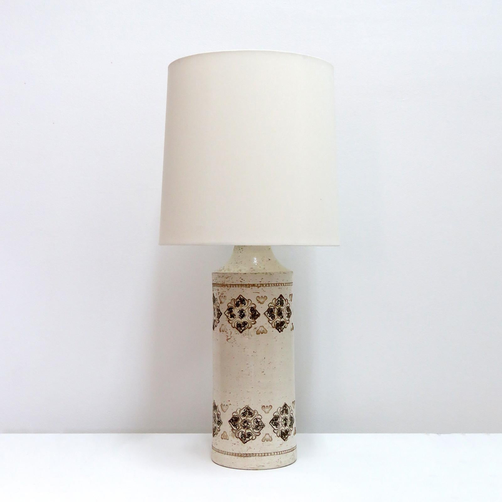 Wonderful glazed ceramic table lamp in a textured, off-white color with brown geometric decorations. marked 'Italy/Bergboms', Sweden, linen shade included, wired for US standards with on/off through switch at the socket, one E26 socket, max. wattage