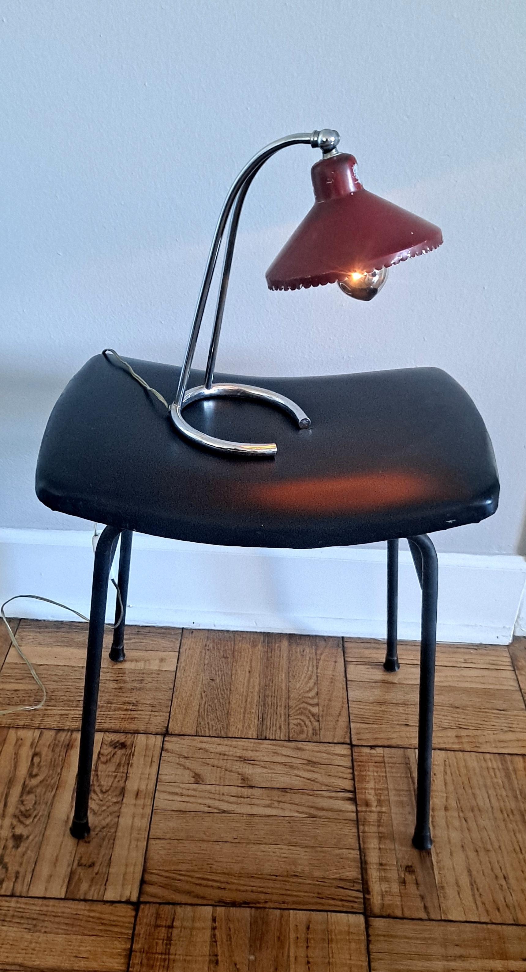  Lampe de table italienne en état original. Plus petit  Taille mais design agréable. La lampe est en bon état de marche, l'abat-jour en roseau est pivotant.