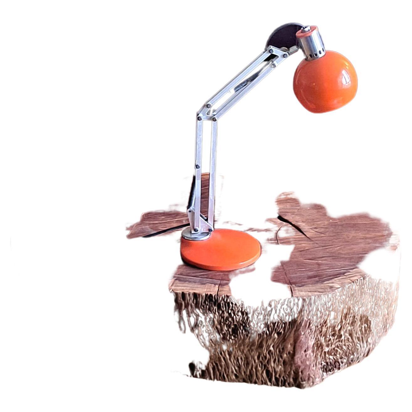 Orange italienische Schreibtischlampe, verstellbare Höhe und Hals, Basis ist 360 Grad drehbar, alles in Ordnung  Originalzustand . 