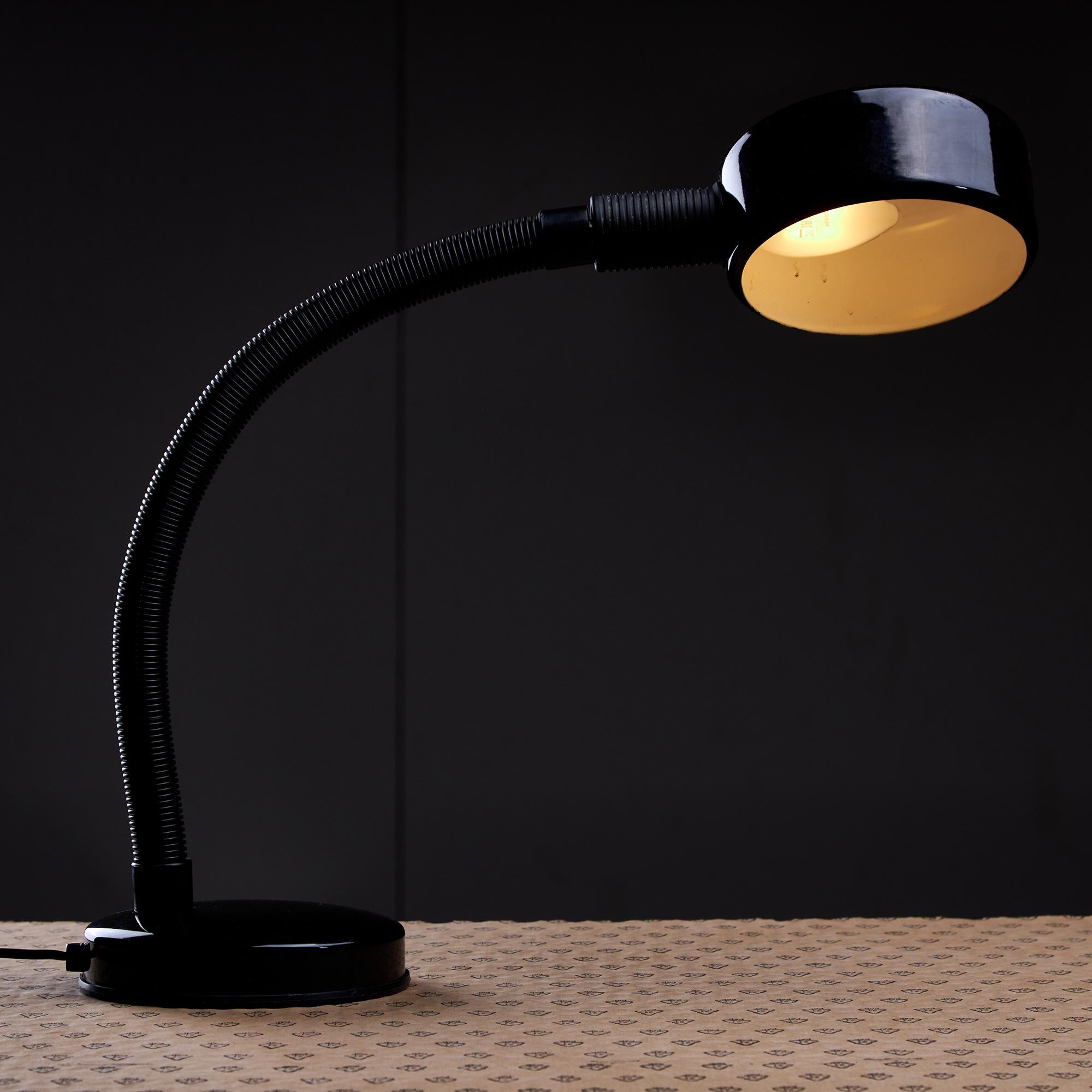 Immergiti nell'atmosfera degli anni '70 con la lampada da tavolo Veneta Lumi. L'elegante finitura nera attira l'attenzione, rendendolo un elemento di spicco per qualsiasi configurazione vintage. La sua forma unica è caratterizzata da una testa