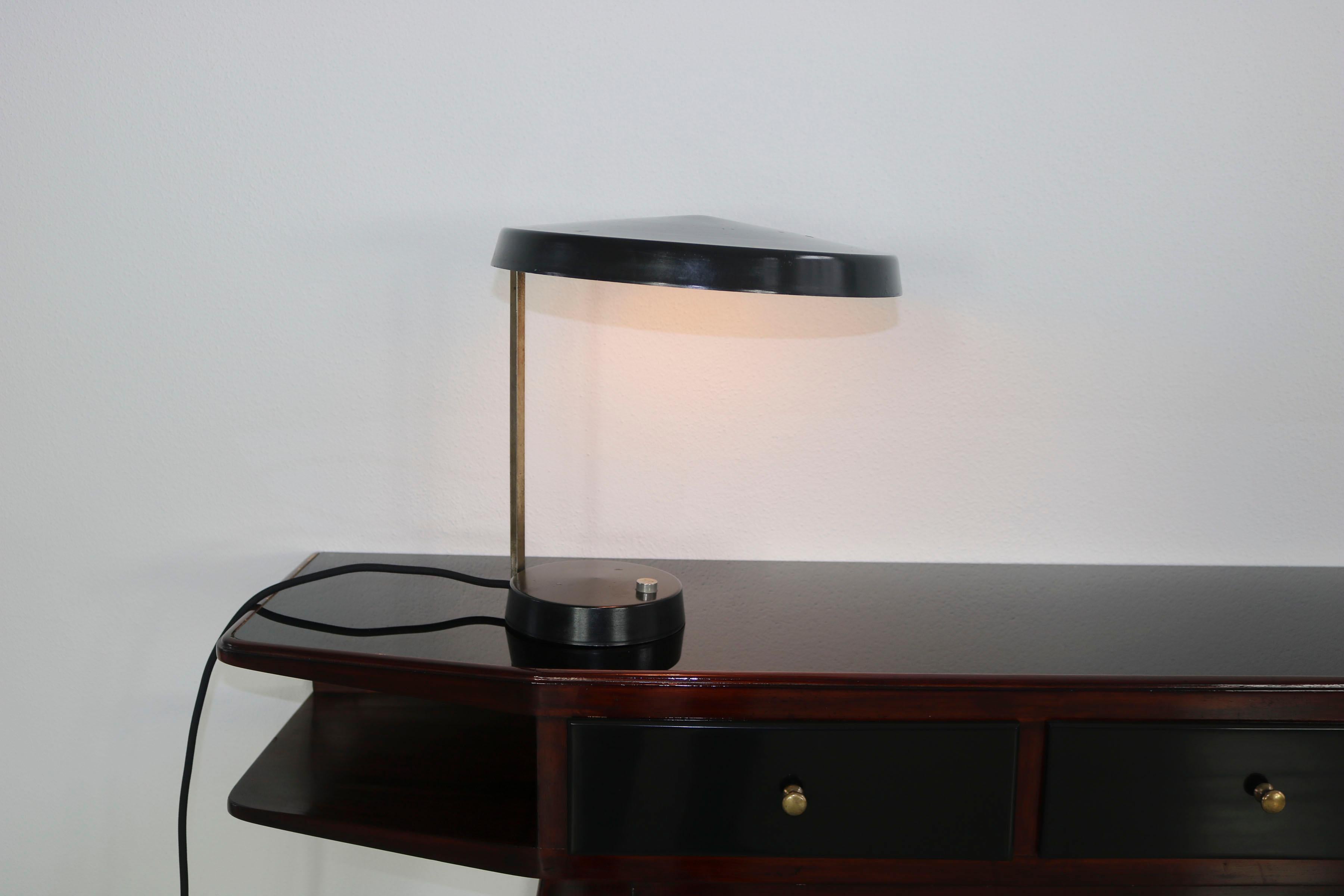 Lampe de table italienne des années 1950 en laiton et aluminium laqué noir avec abat-jour. L'écran peut être tourné sur le côté. La lampe est nouvellement électrifiée.