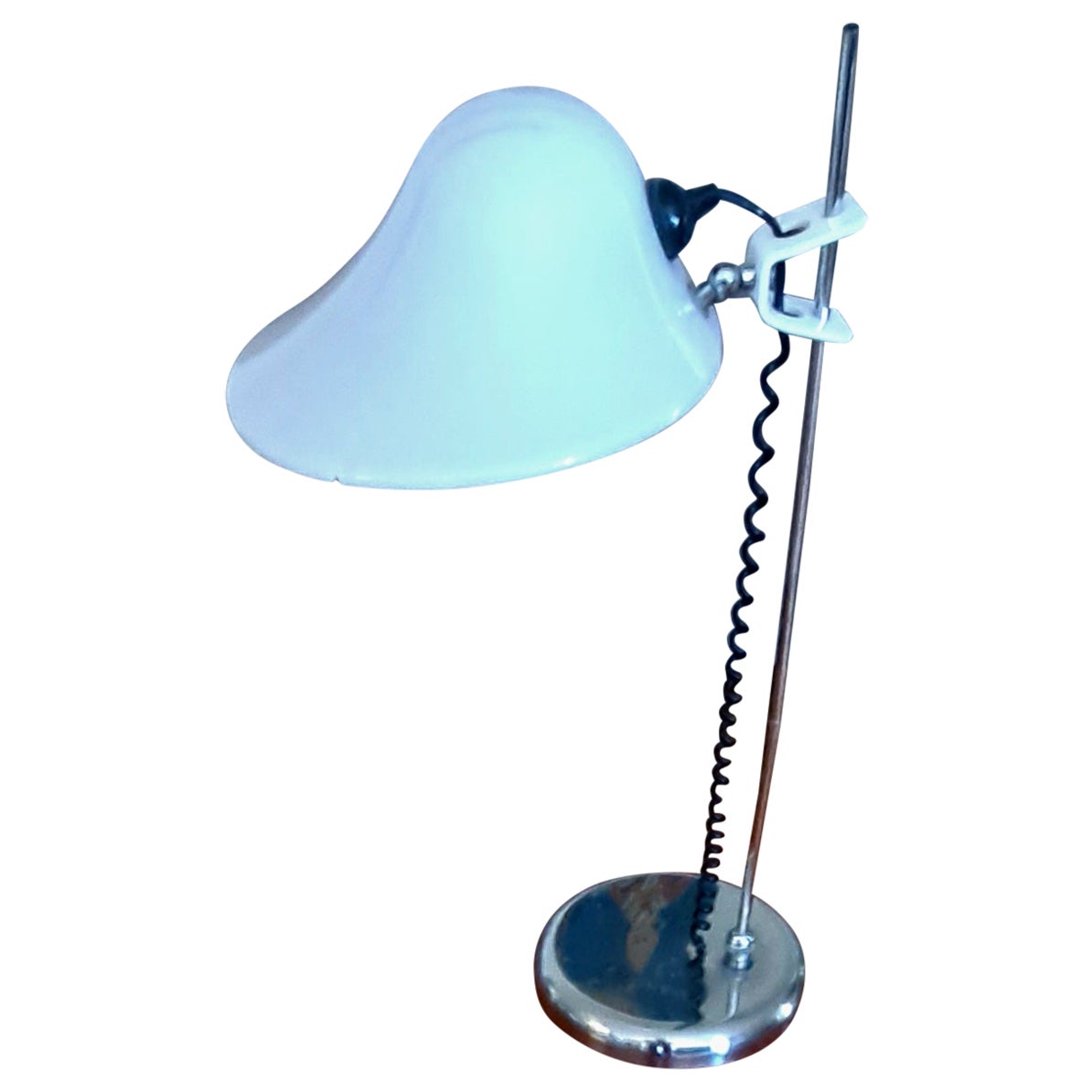 Lampe de table italienne des années 1970, en état d'origine. Hauteur réglable et abat-jour pivotant de gauche à droite et de haut en bas.
La hauteur d'ombrage la plus basse est de 14,5 pouces et la plus haute de 29 pouces.
