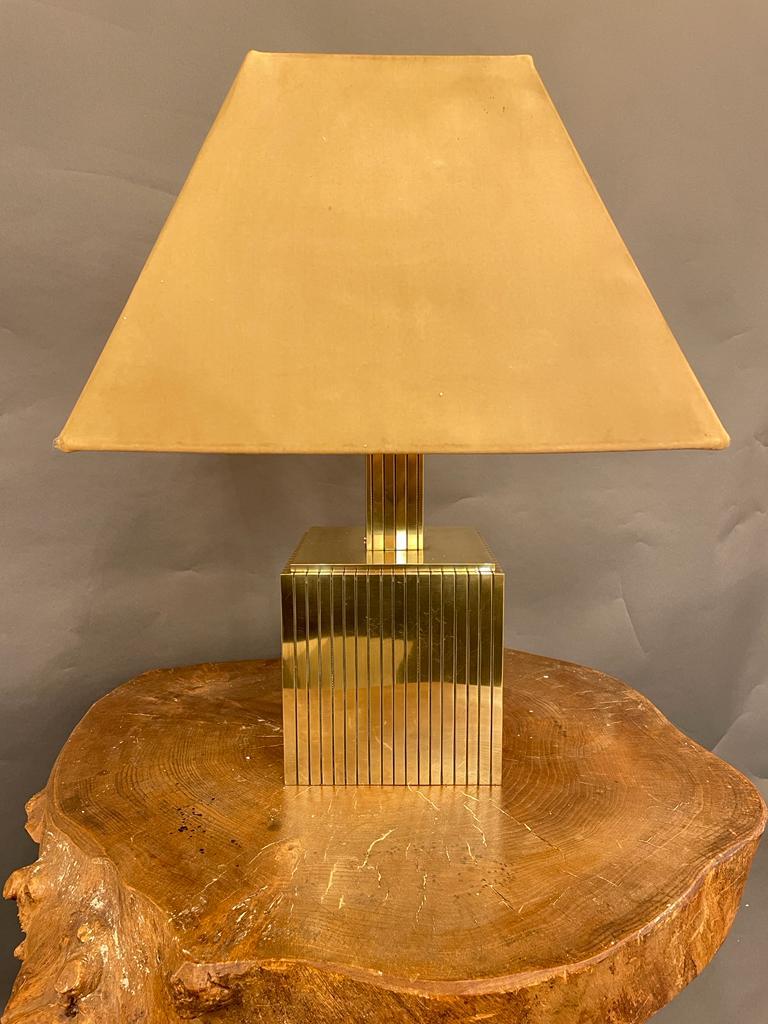 An elegant Italian table lamp in brass in the style of Cartier, circa 1960s.