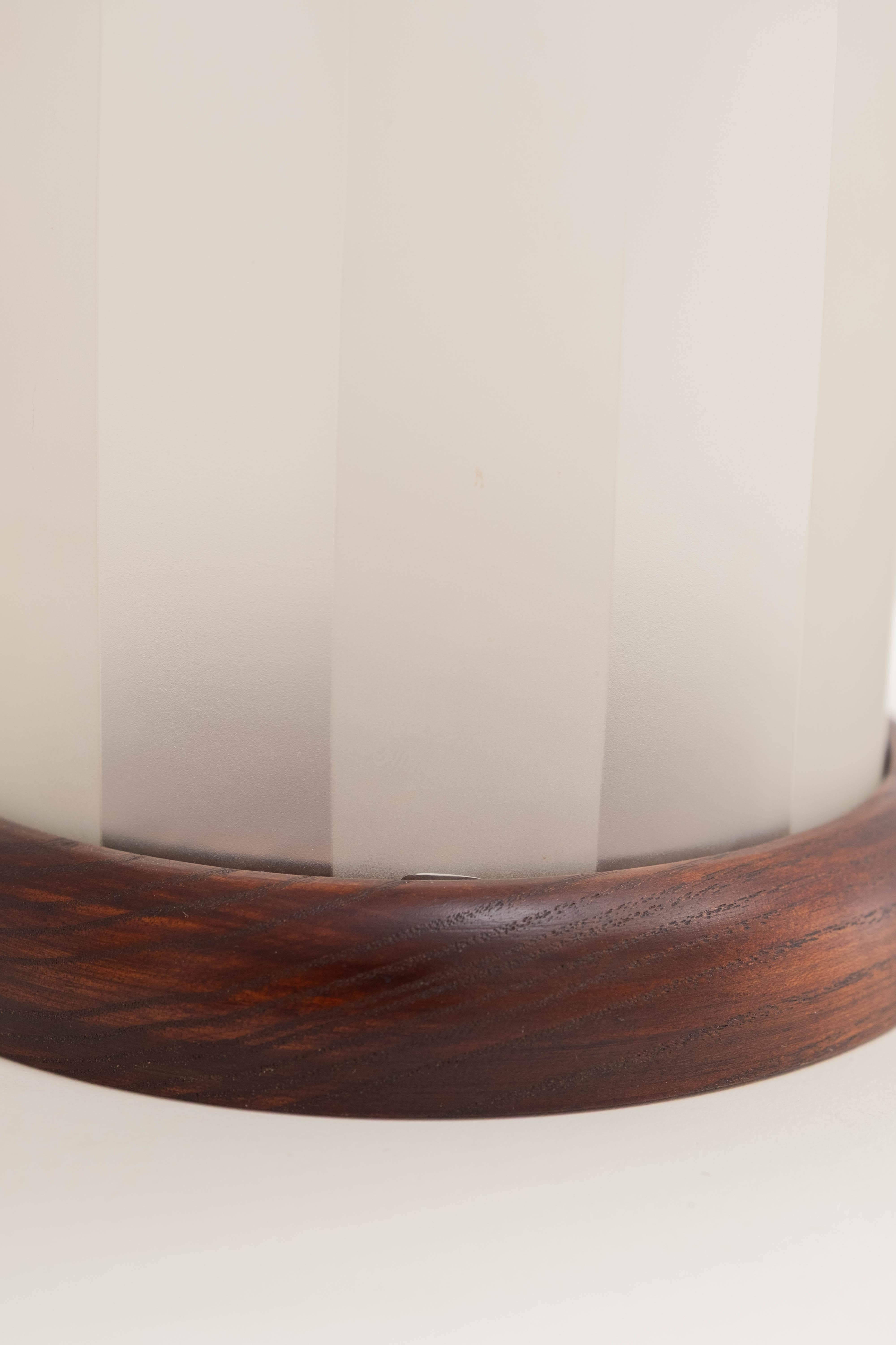 Lámpara de sobremesa italiana de cristal y madera, años 70 en venta 4