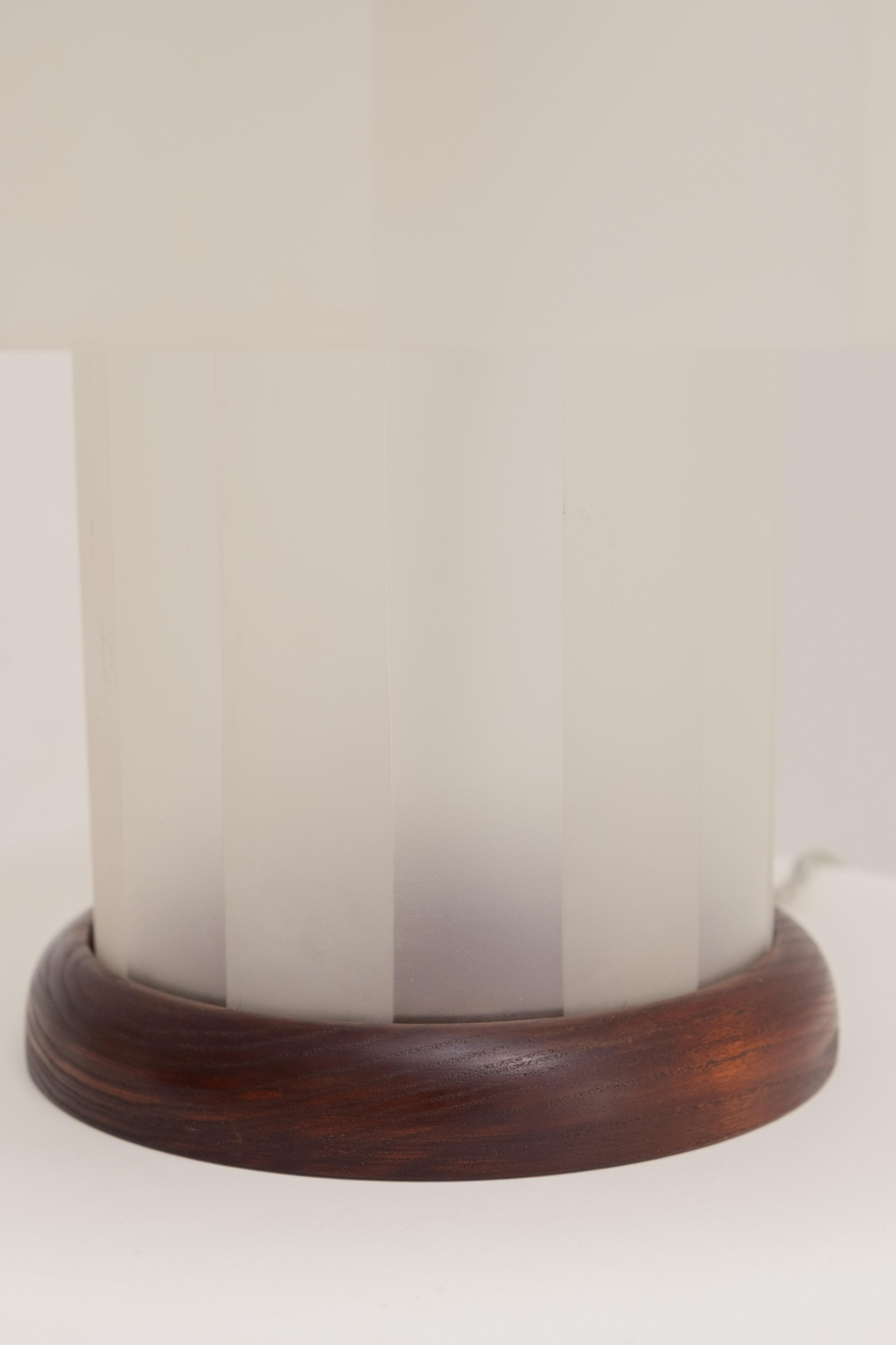 Lámpara de sobremesa italiana de cristal y madera, años 70 en Bueno estado para la venta en Marseille, FR